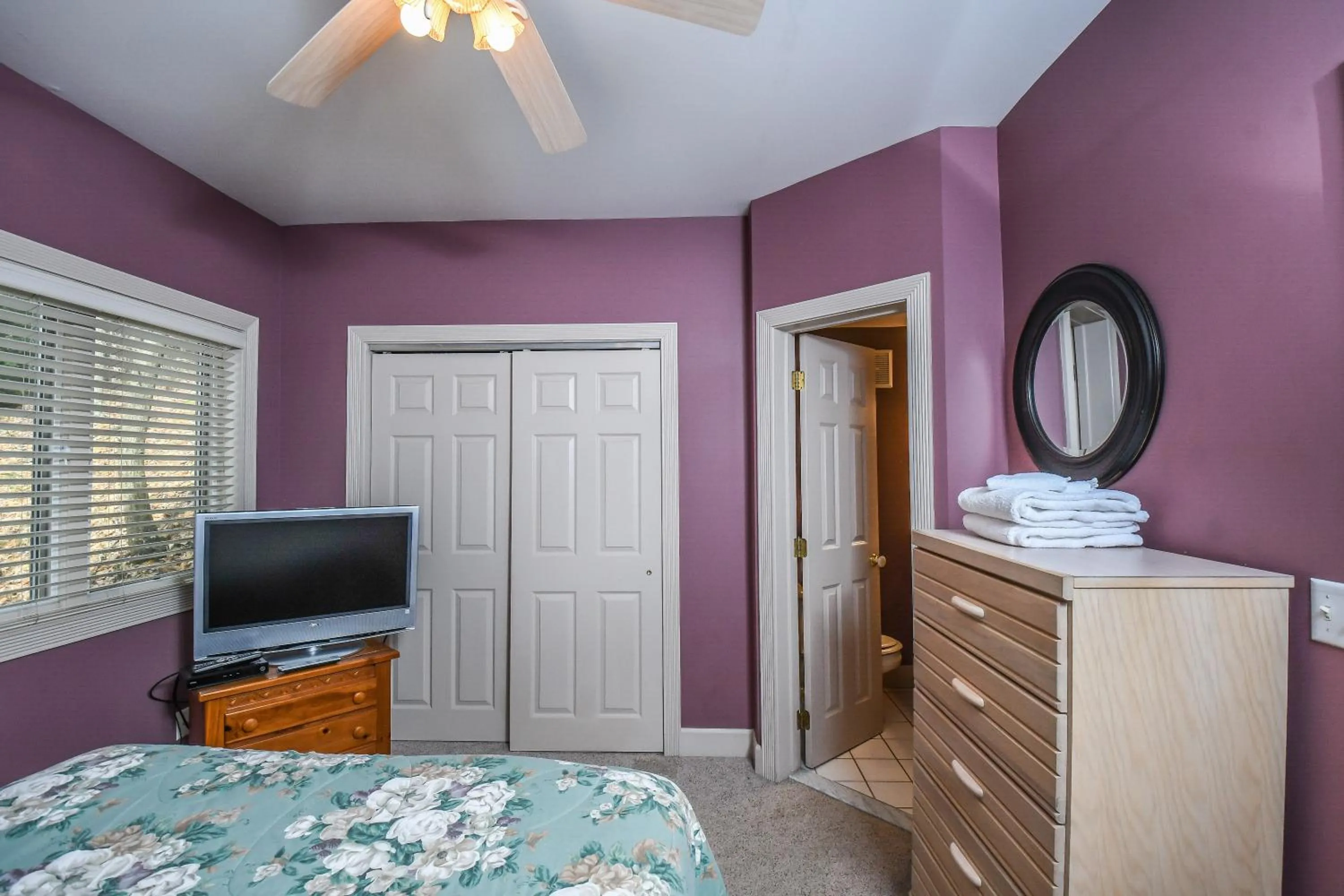 Property building, Bed in Highland Retreat
