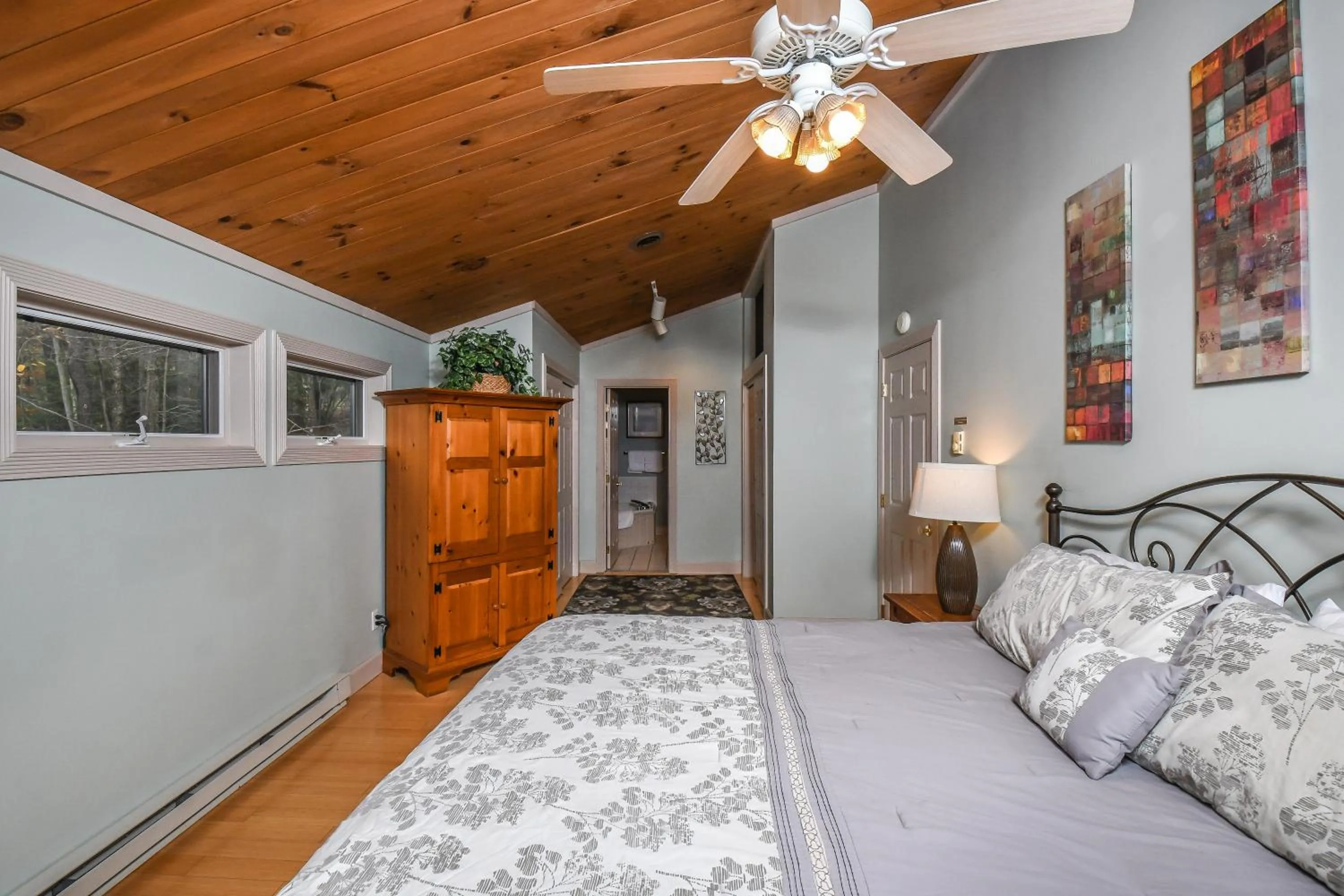 Property building, Bed in Highland Retreat