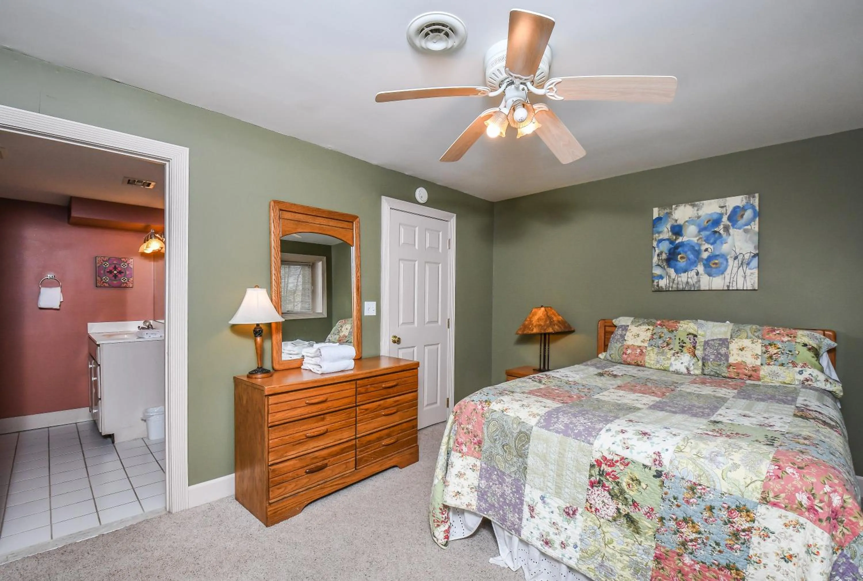 Property building, Bed in Highland Retreat