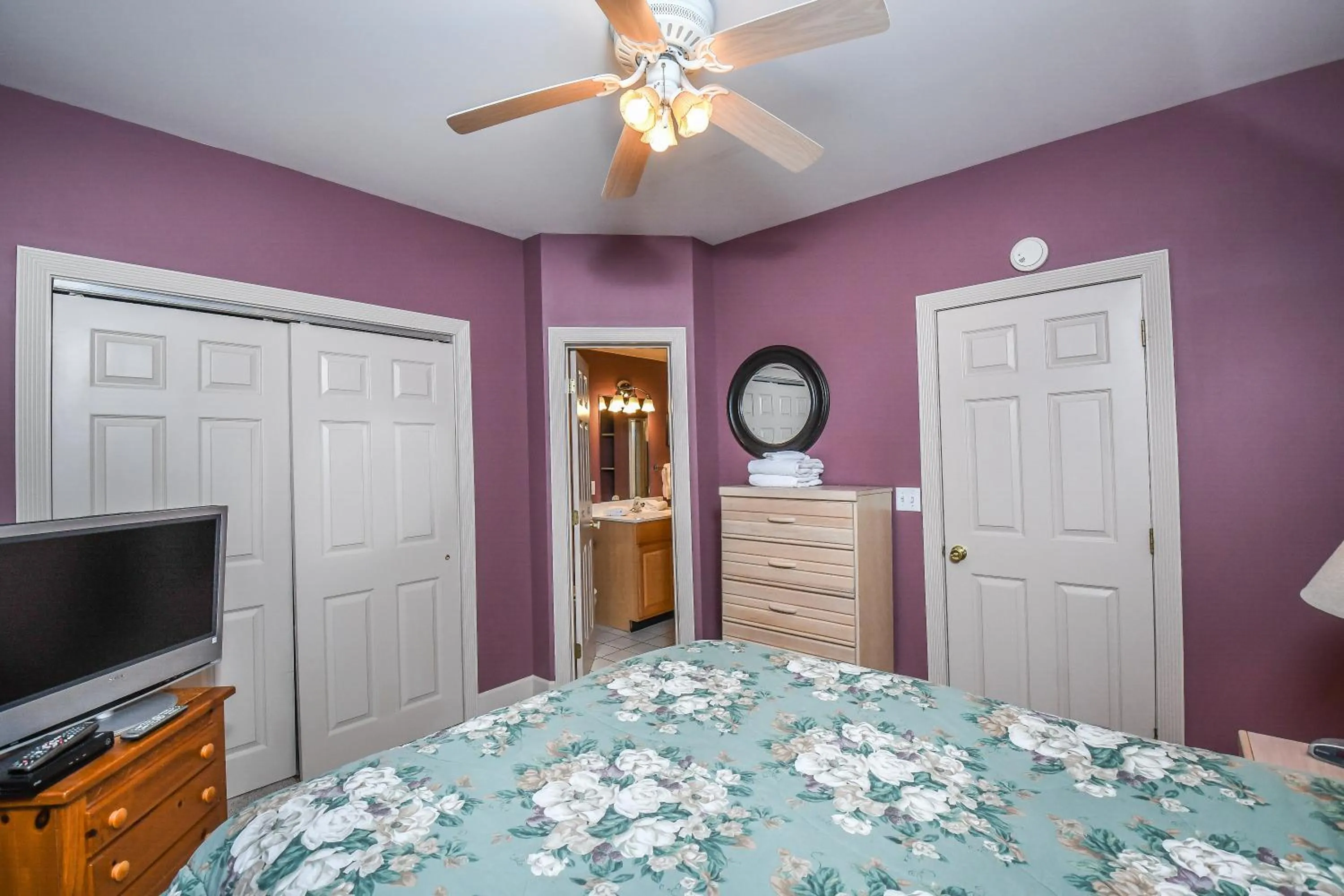 Property building, Bed in Highland Retreat