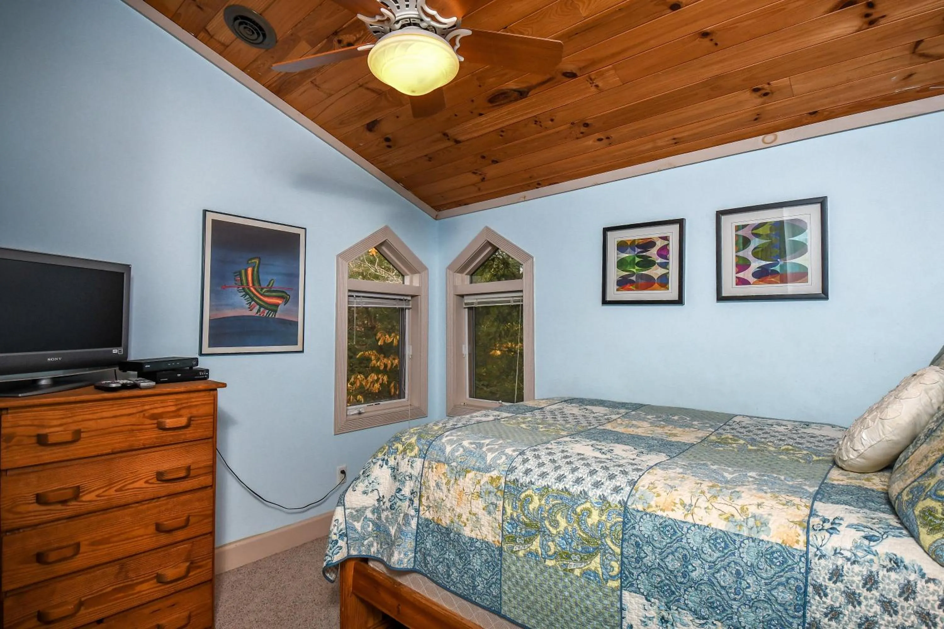 Property building, Bed in Highland Retreat