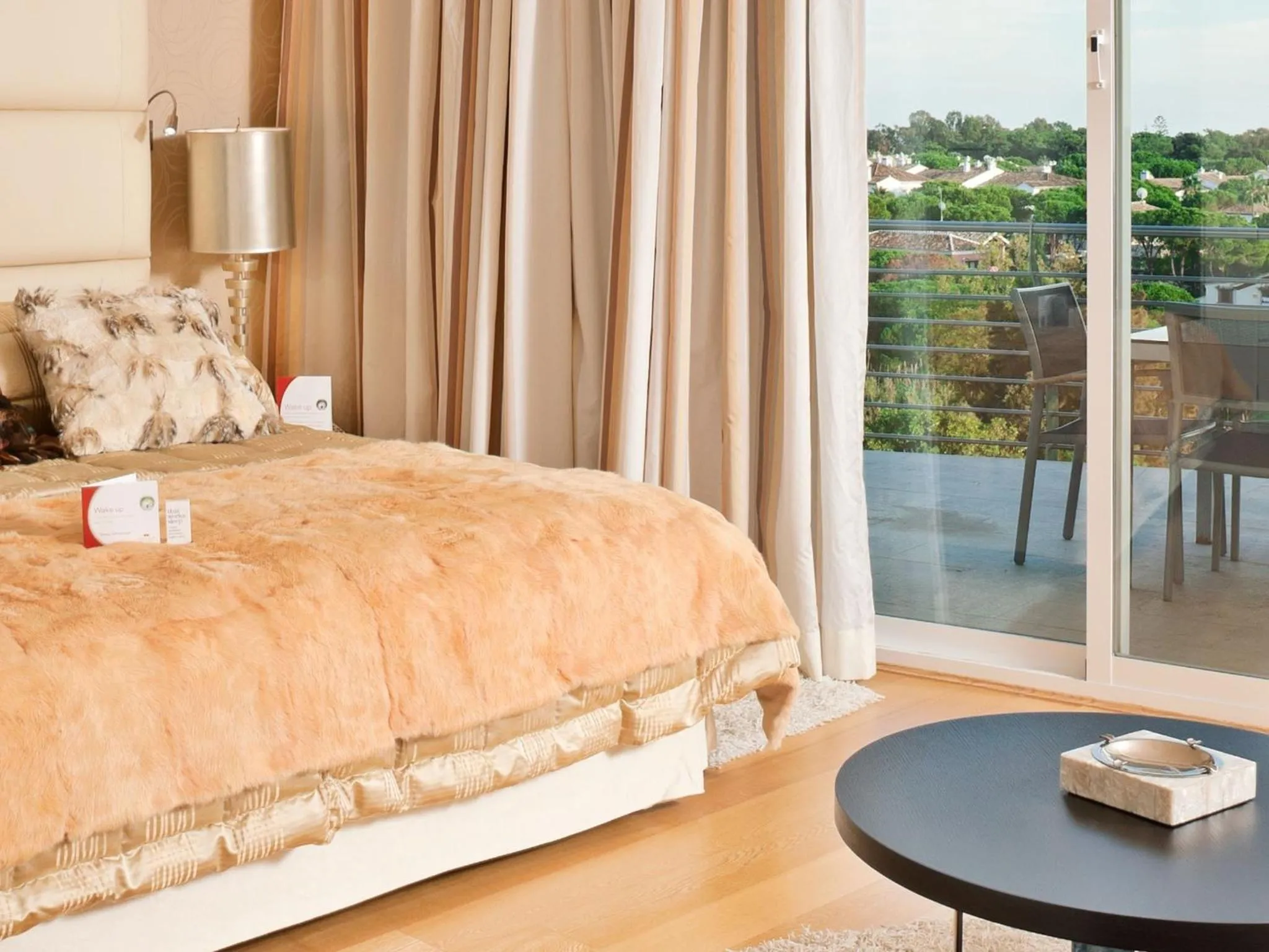 Photo of the whole room, Bed in Senator Banus