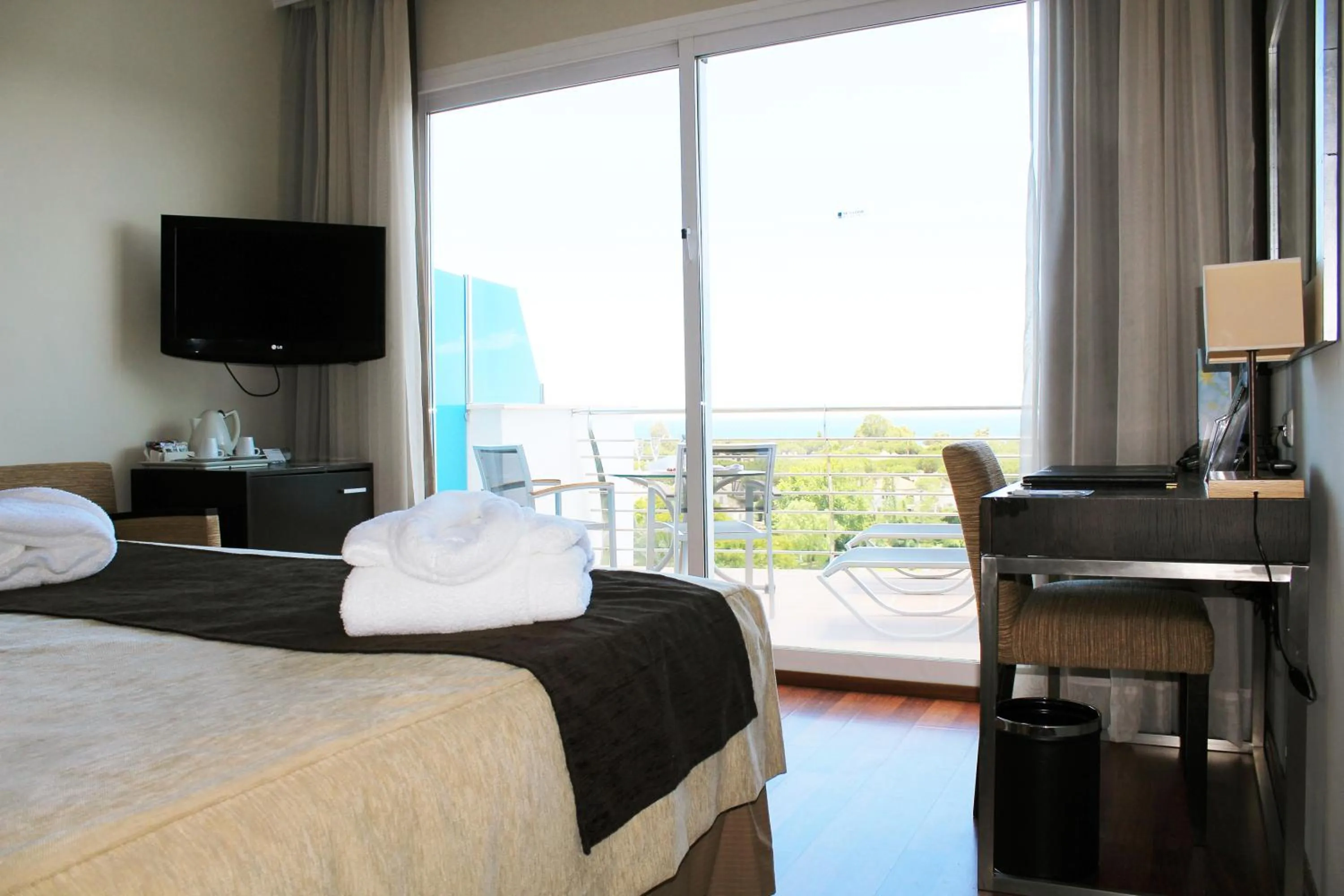 Photo of the whole room, Bed in Senator Banus