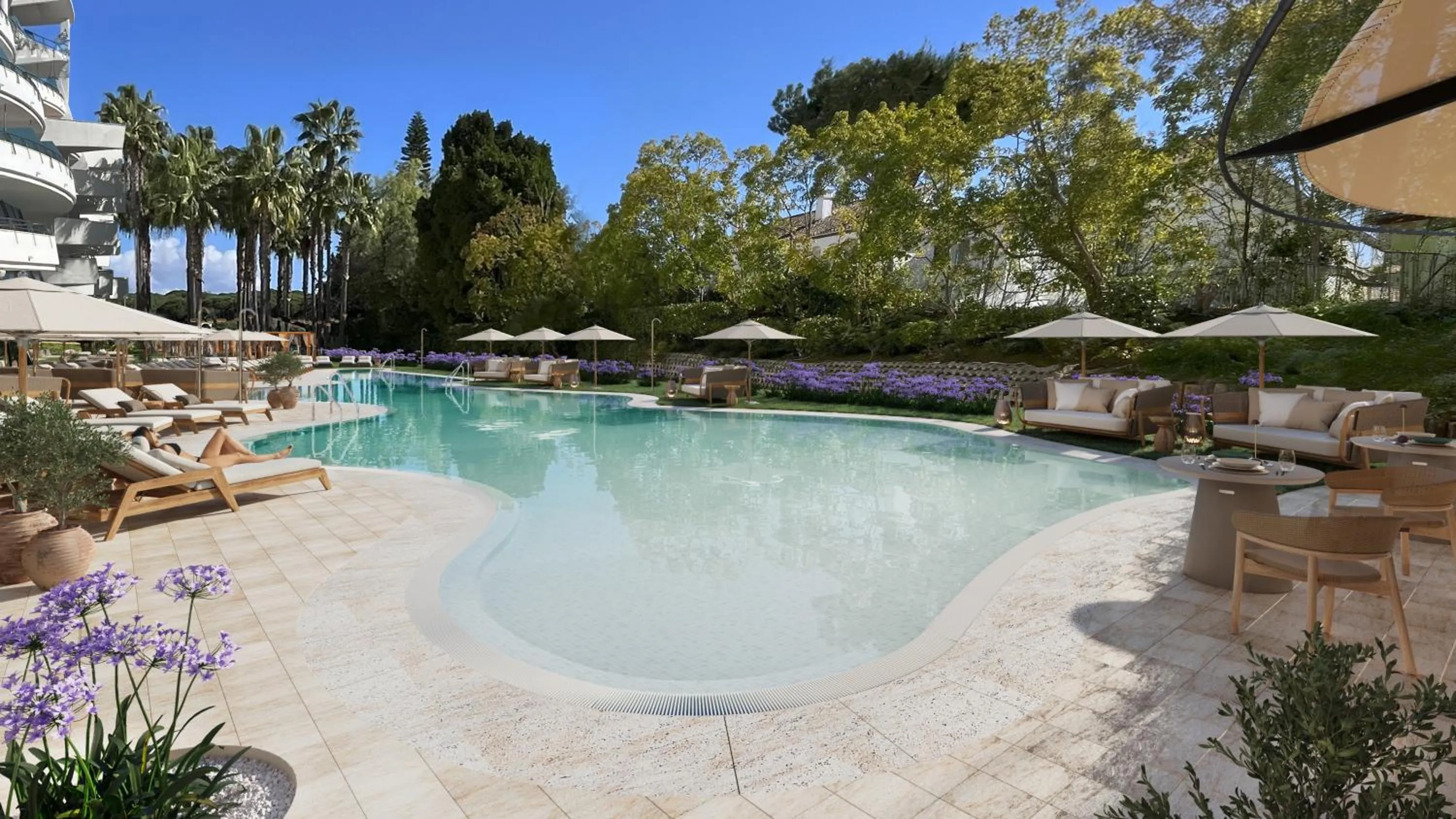 Swimming pool in Senator Banus