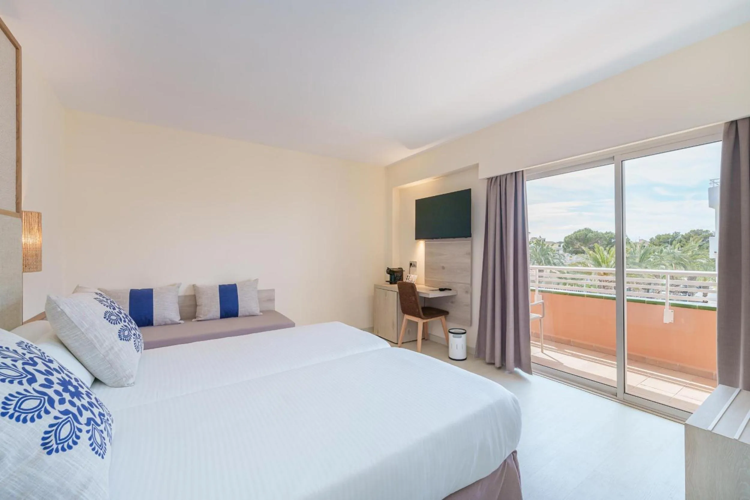 Bed in Caprice Janeiro Hotel & Spa