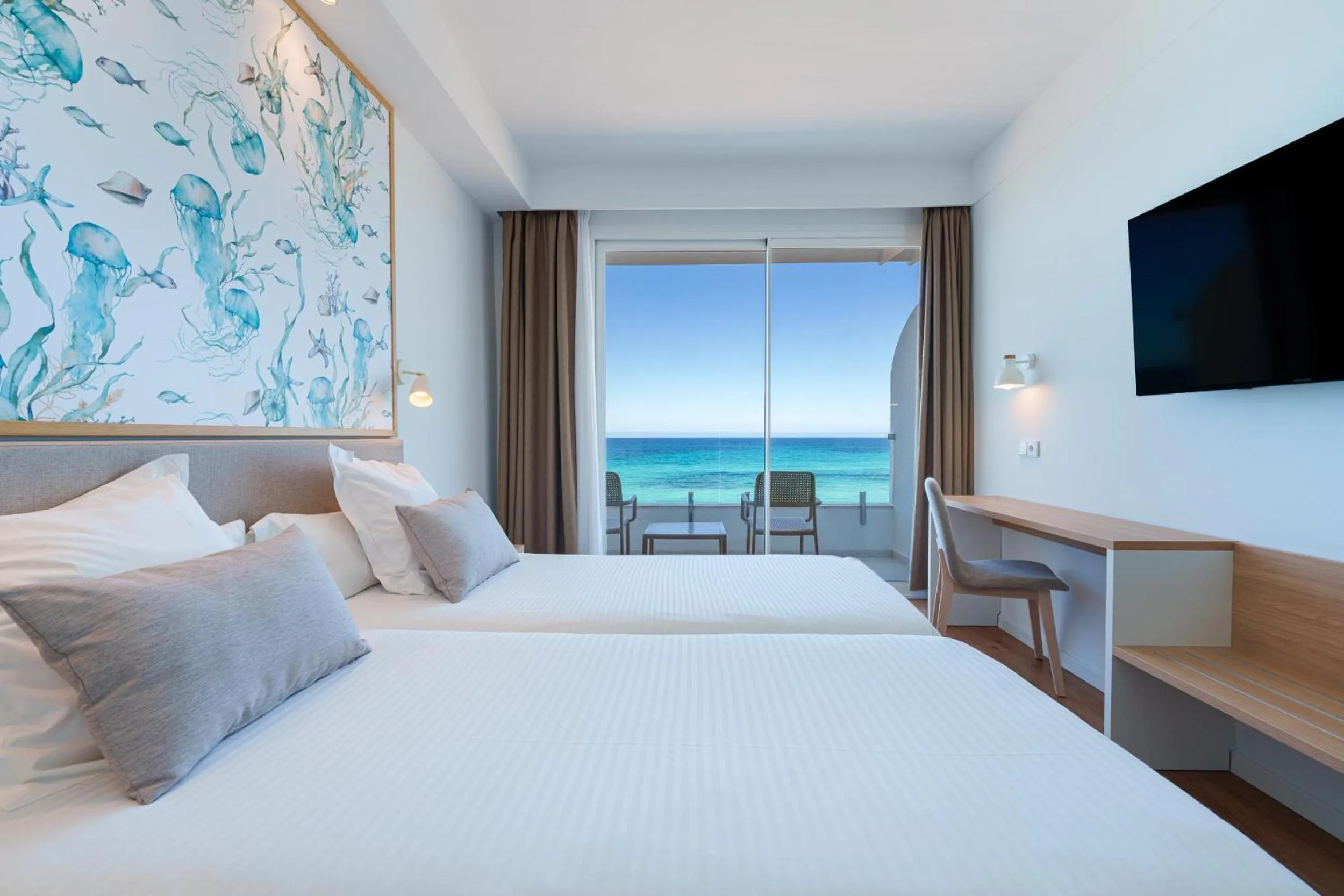 Photo of the whole room, Bed in Caprice Concord Hotel & Spa