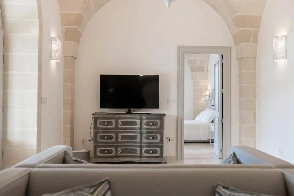 Communal lounge/ TV room in Villa Bellavista by Raro Villas