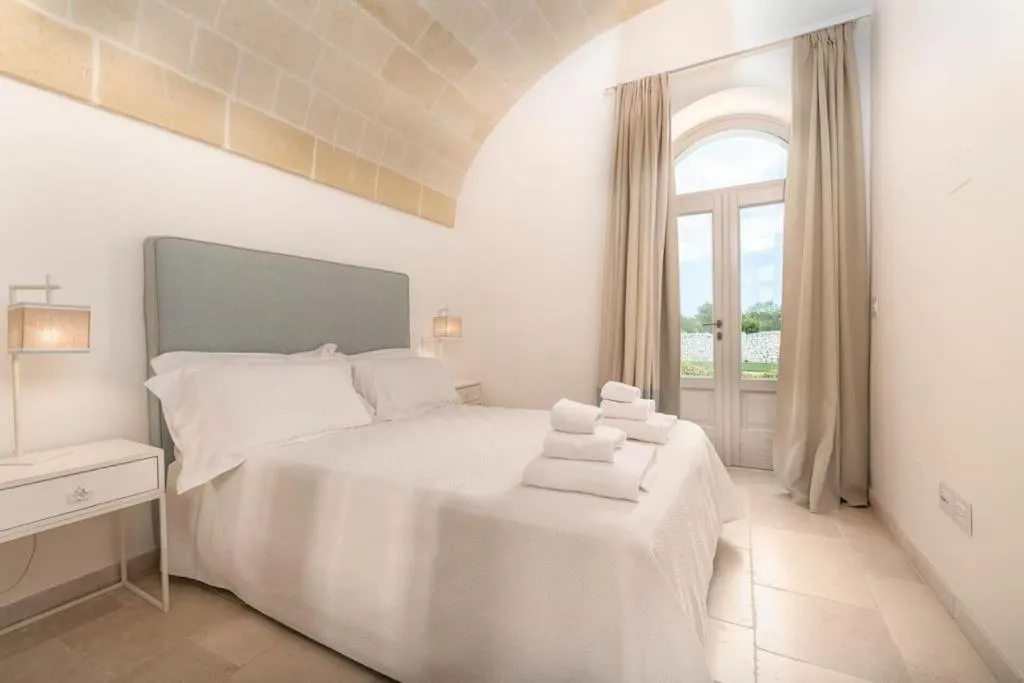 Bed in Villa Bellavista by Raro Villas