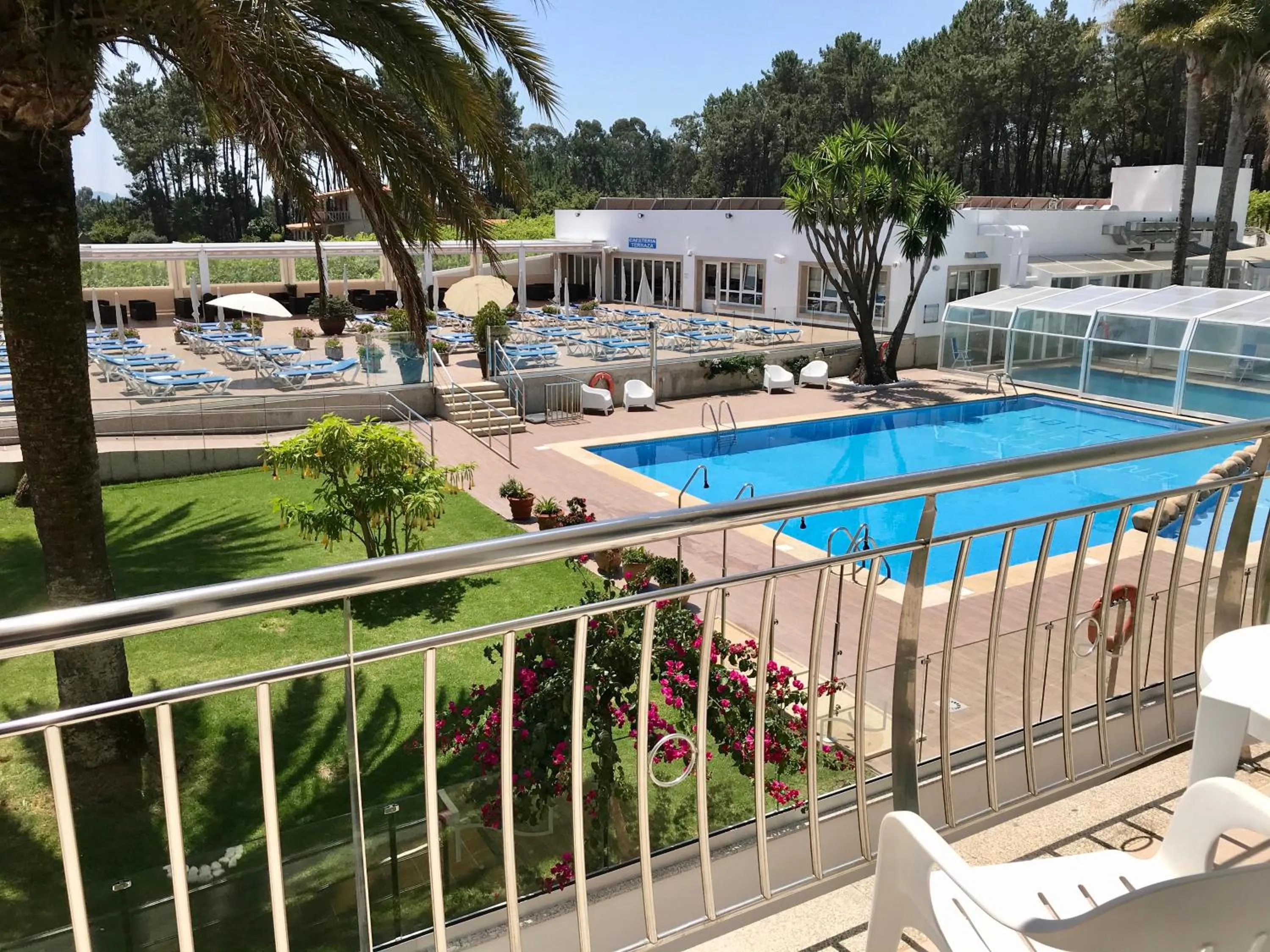 Swimming pool in Hotel Nuevo Vichona Spa 3 estrellas Superior