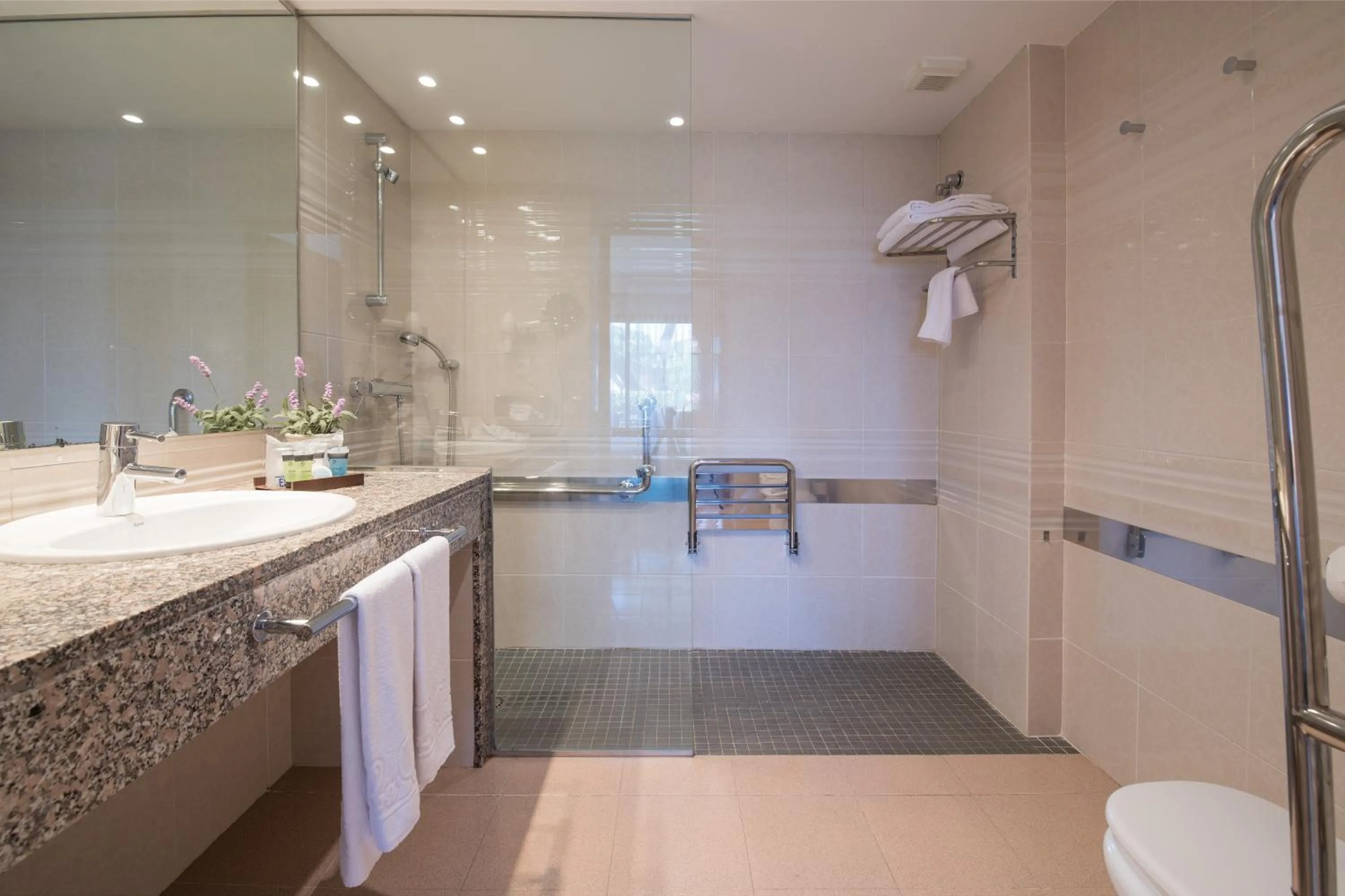 Shower in La Costa Hotel Golf & Beach Resort