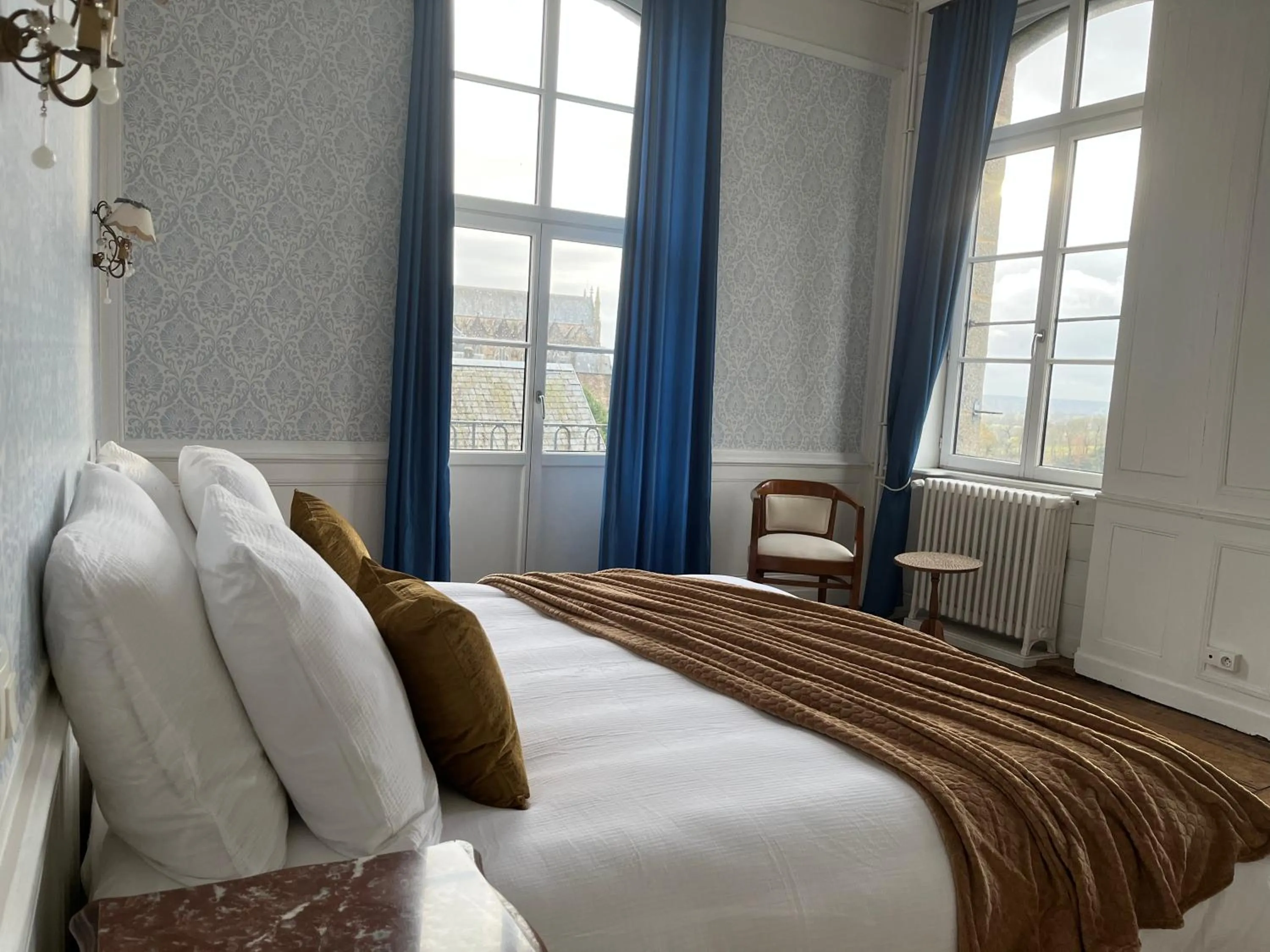 Bed in Mercier de Montigny - Les Chambres du Beffroi - SPA et Massage
