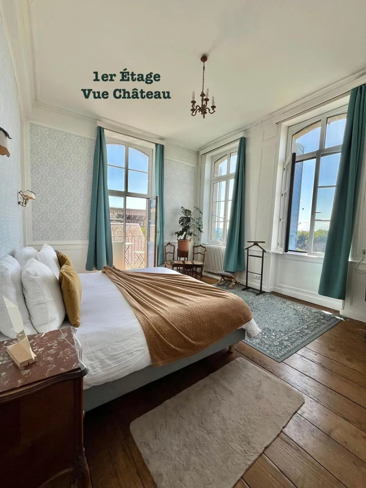 Bed in Mercier de Montigny - Les Chambres du Beffroi - SPA et Massage