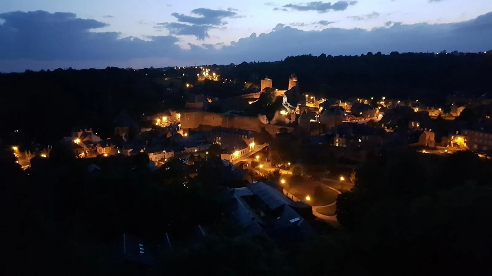 Night in Mercier de Montigny - Les Chambres du Beffroi - SPA et Massage