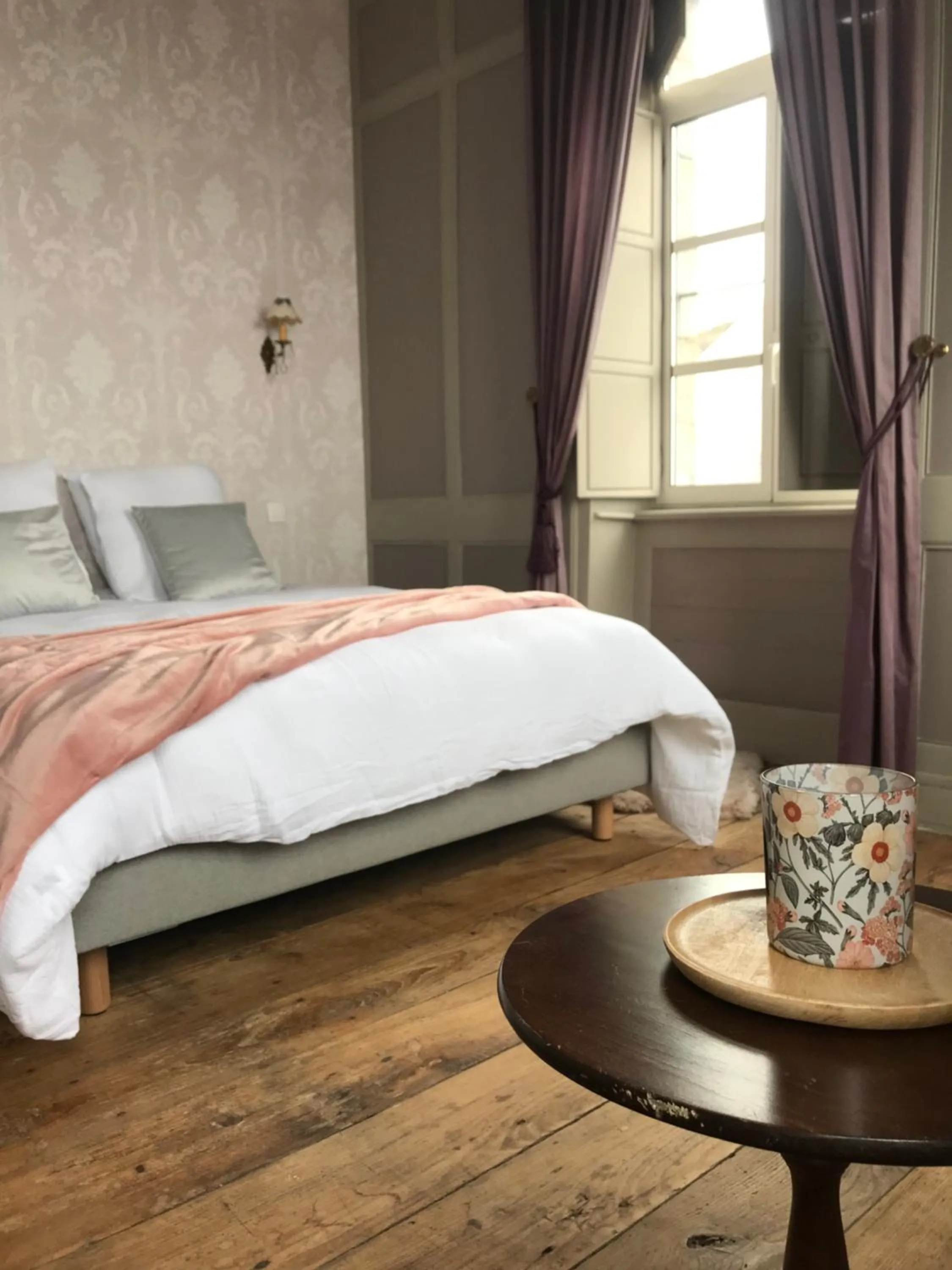 Bed in Mercier de Montigny - Les Chambres du Beffroi - SPA et Massage