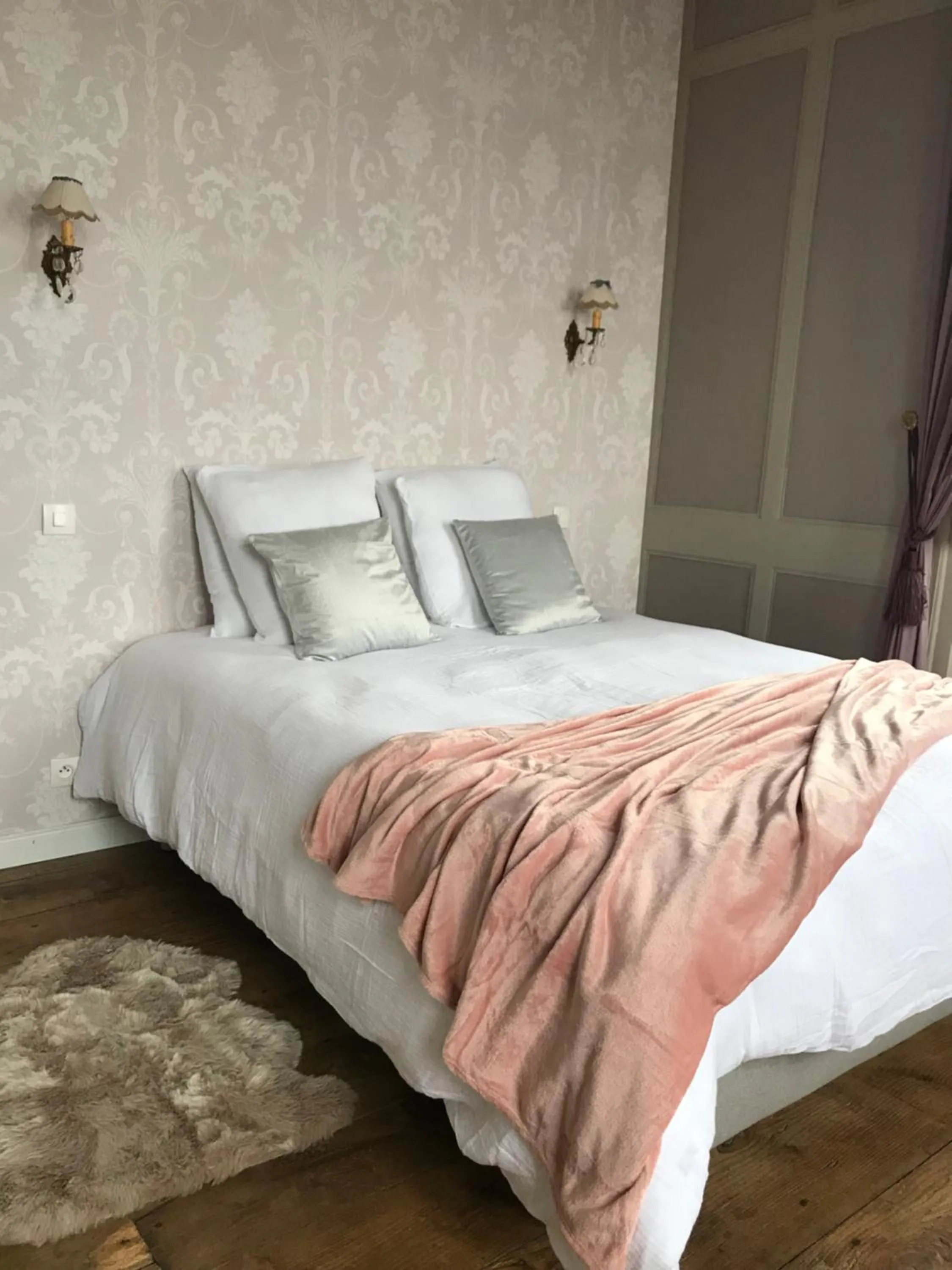 Bed in Mercier de Montigny - Les Chambres du Beffroi - SPA et Massage