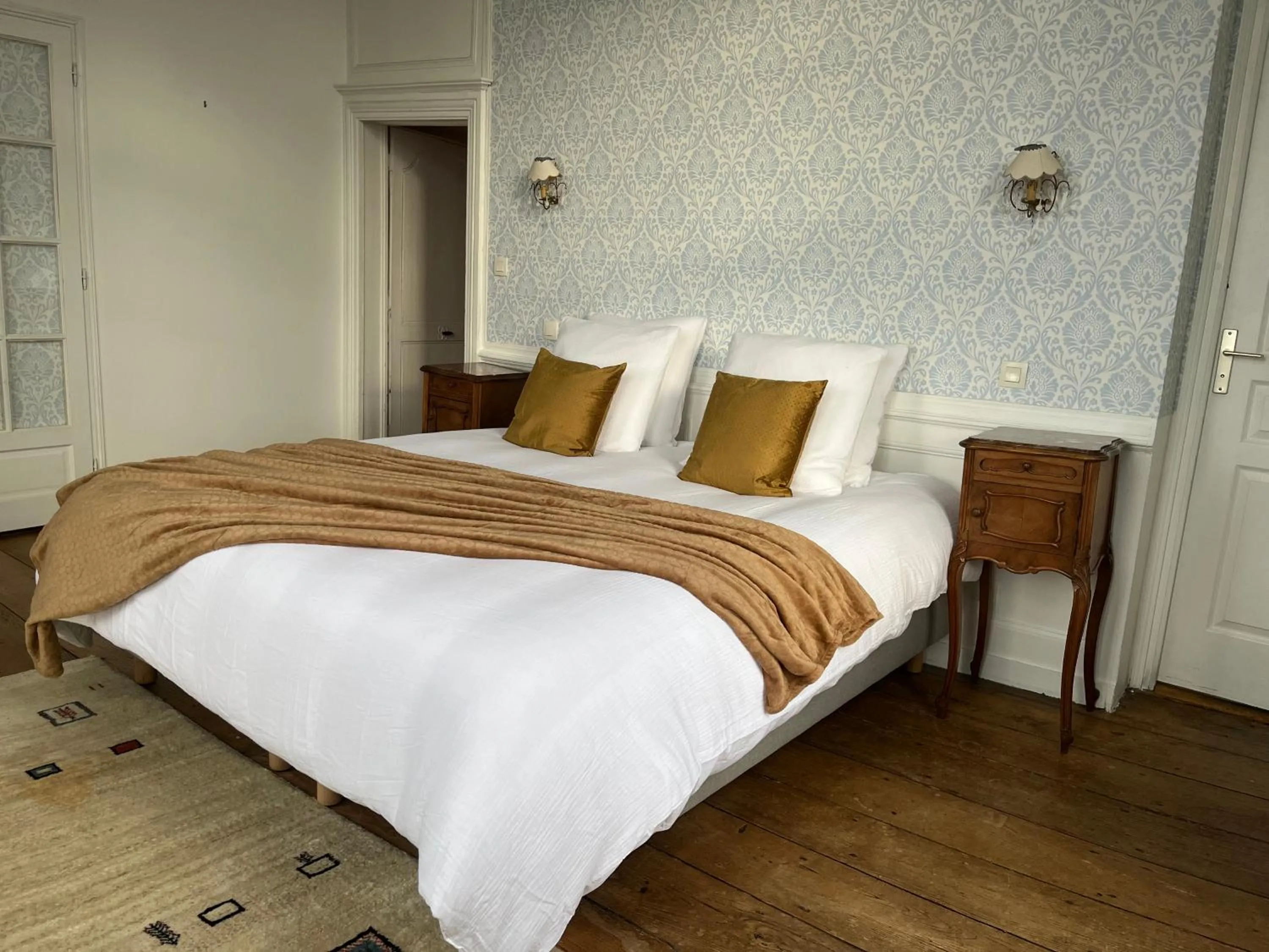 Bed in Mercier de Montigny - Les Chambres du Beffroi - SPA et Massage