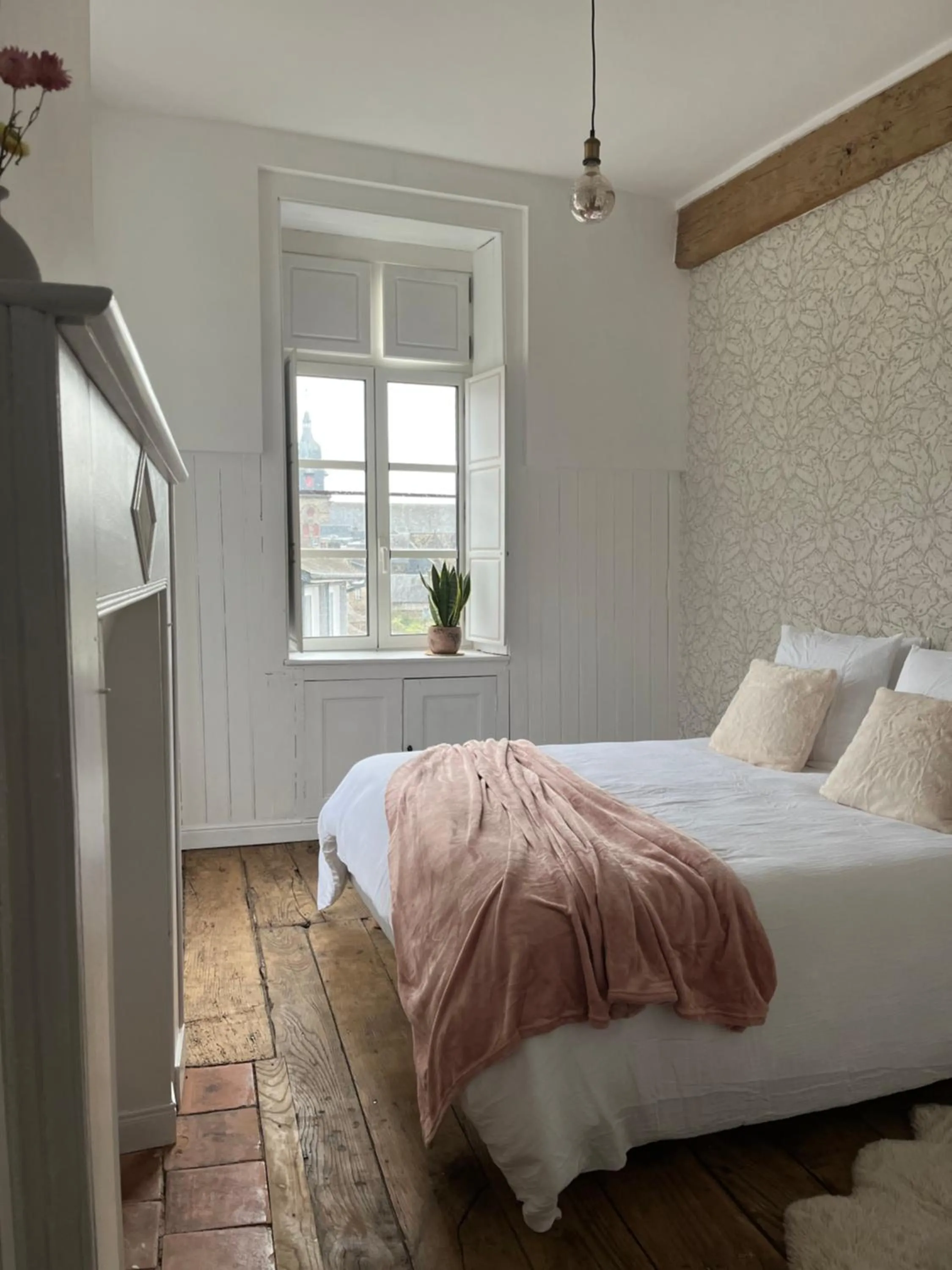 Bed in Mercier de Montigny - Les Chambres du Beffroi - SPA et Massage