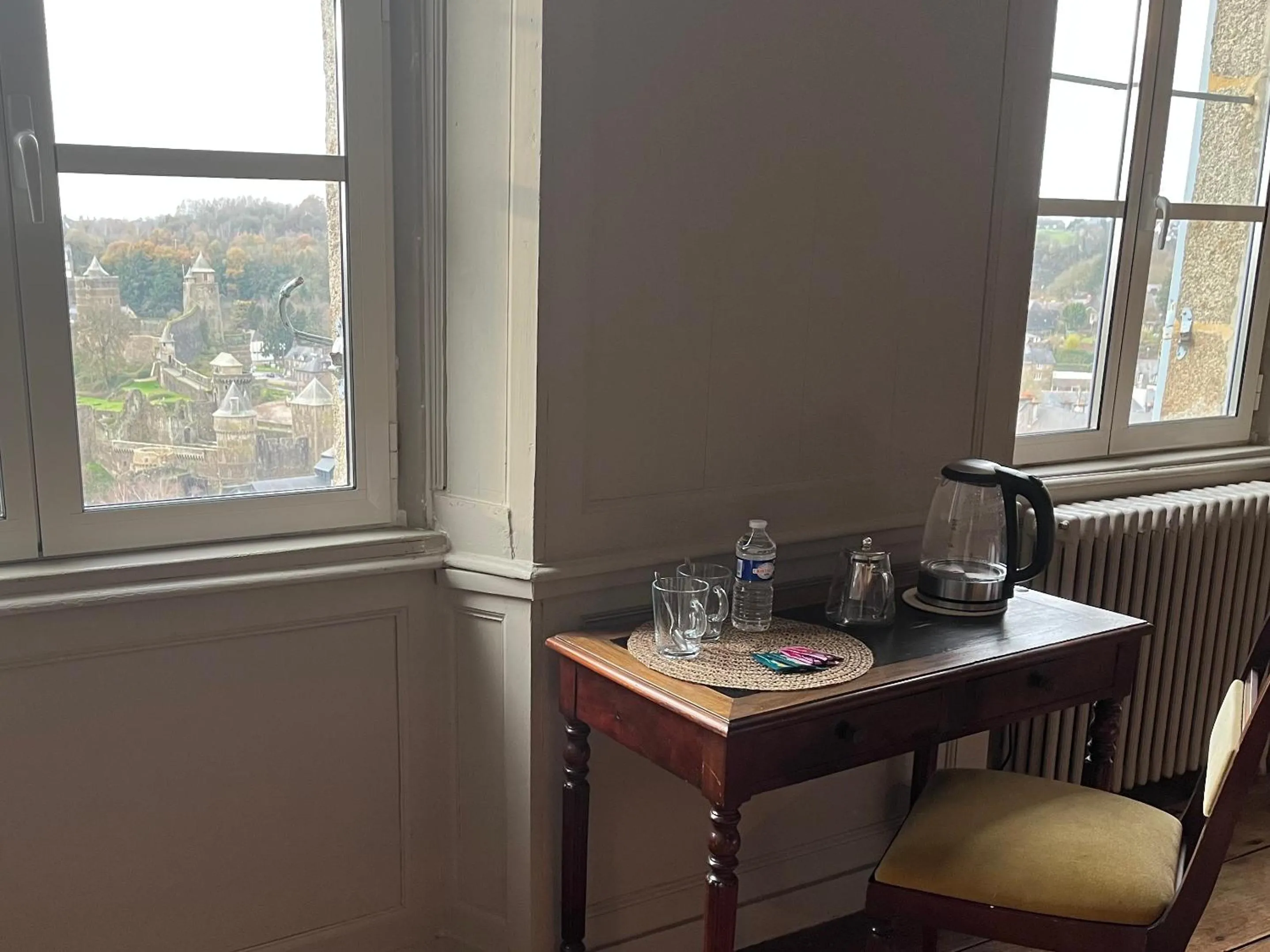 Coffee/tea facilities in Mercier de Montigny - Les Chambres du Beffroi - SPA et Massage