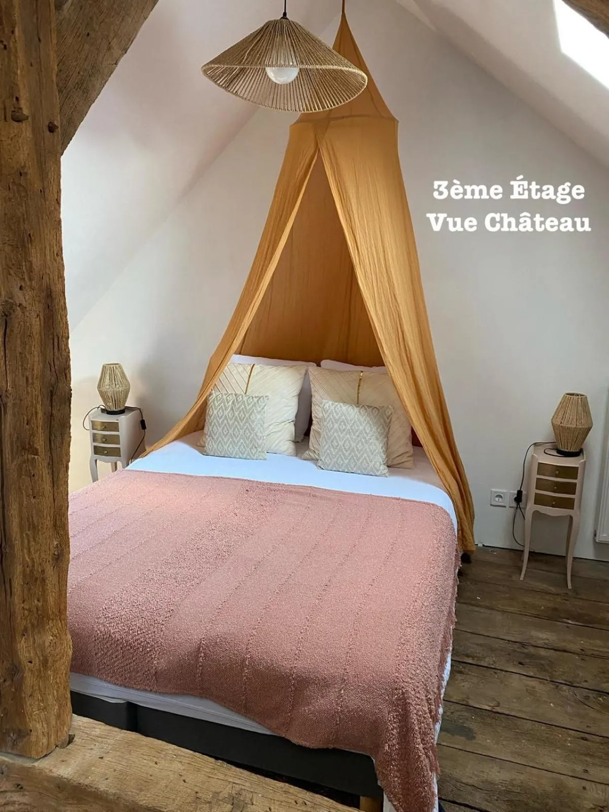 Bed in Mercier de Montigny - Les Chambres du Beffroi - SPA et Massage