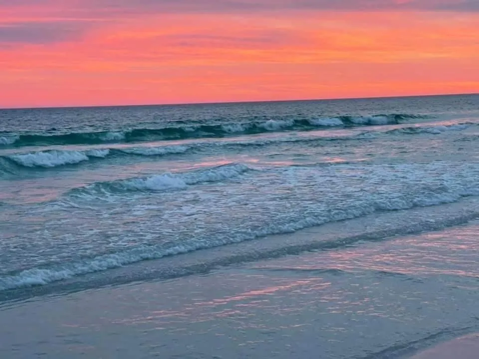 Pink Sunsets at the Palms of Destin Across from Beach, Heated Pool Shuttle & Dining