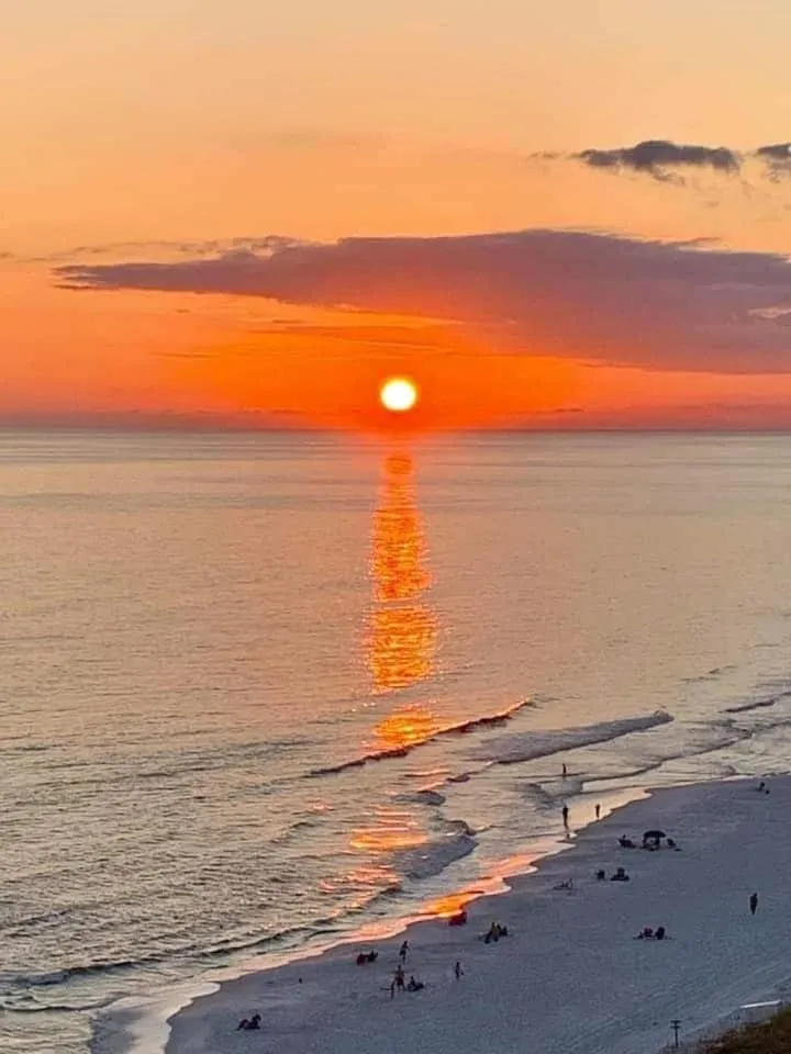 Pink Sunsets at the Palms of Destin Across from Beach, Heated Pool Shuttle & Dining