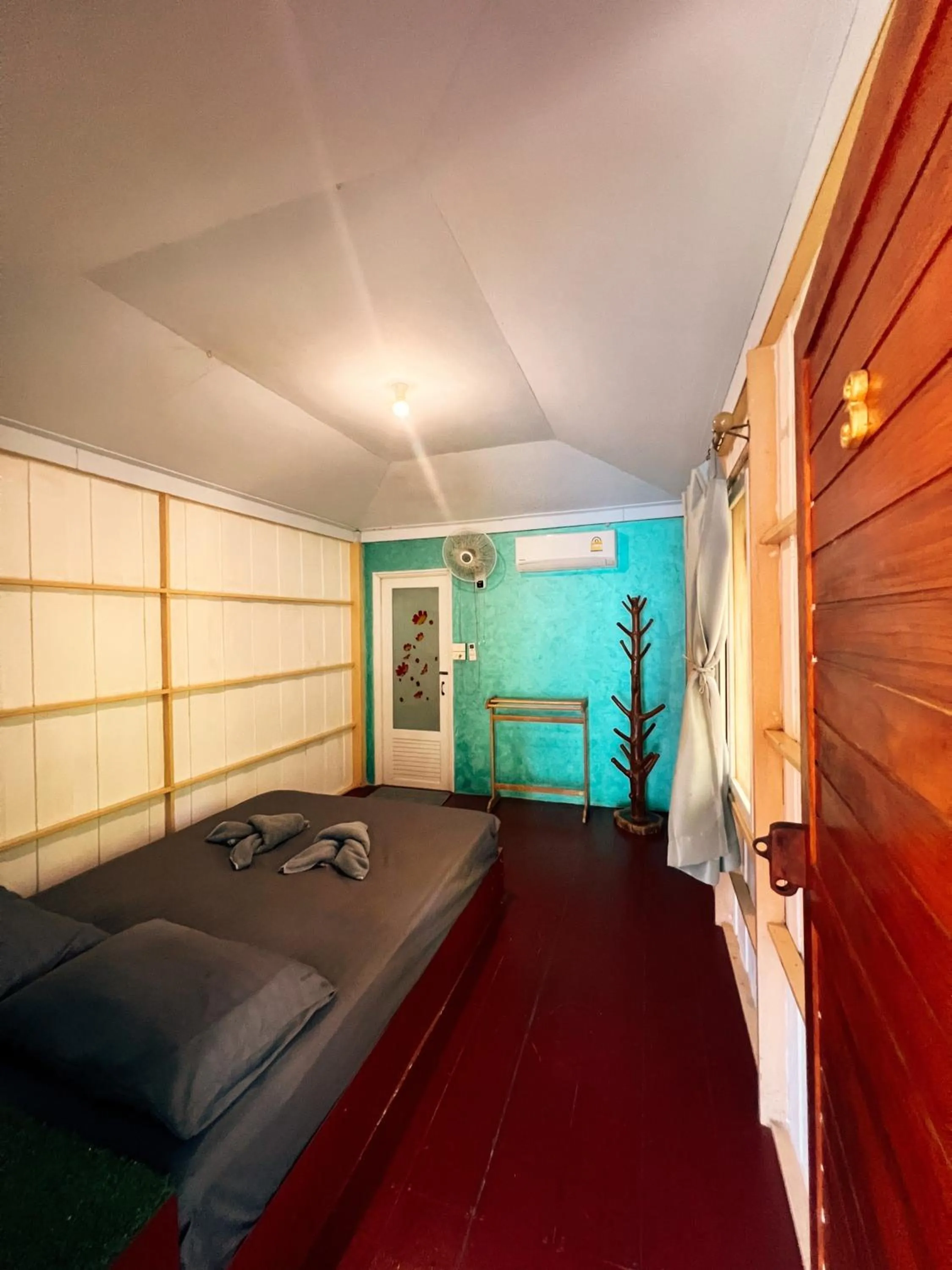 Photo of the whole room, Bed in LONELY GROOVE