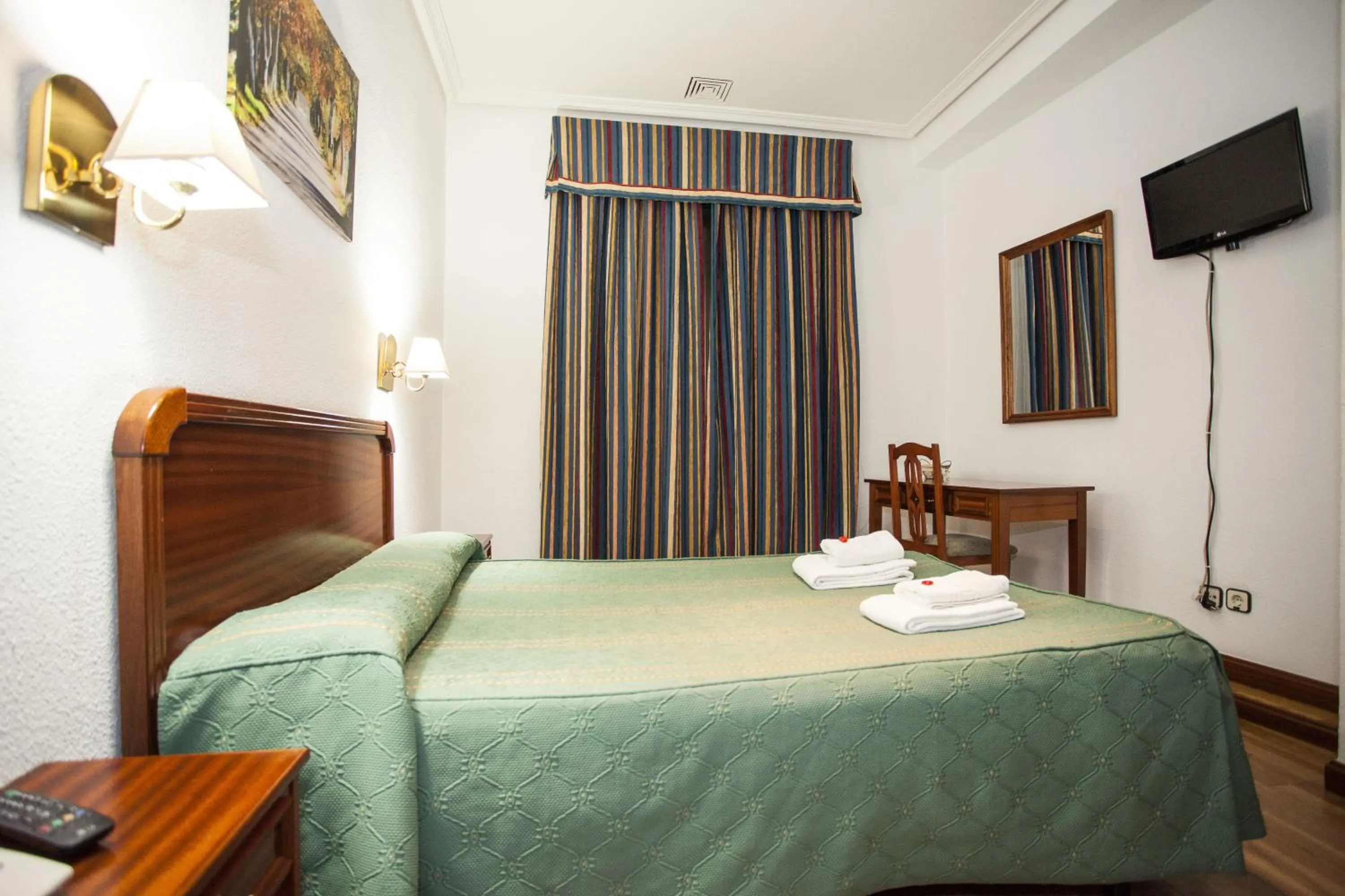 Photo of the whole room, Bed in Pensión Carrera