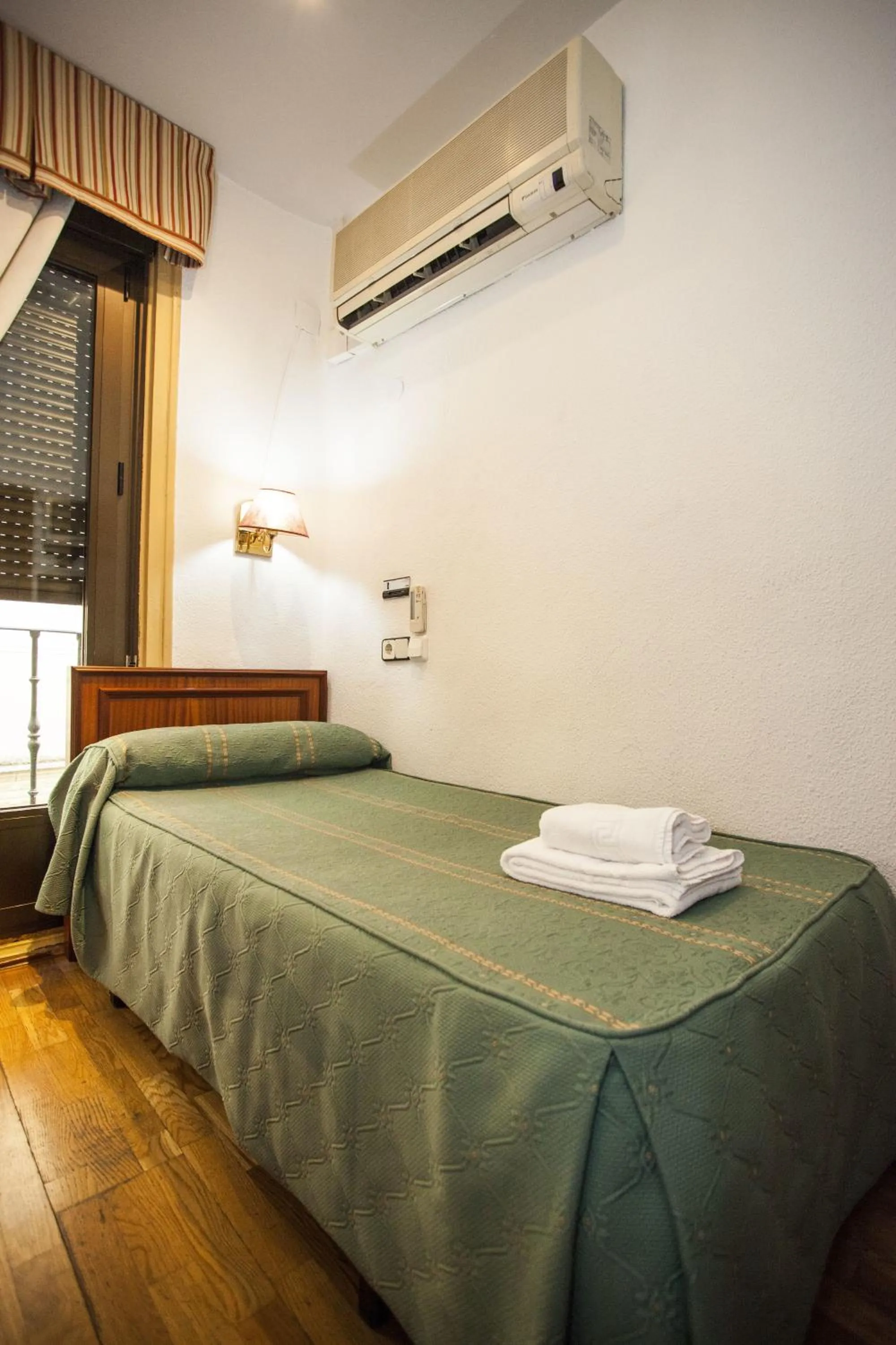 Photo of the whole room, Bed in Pensión Carrera