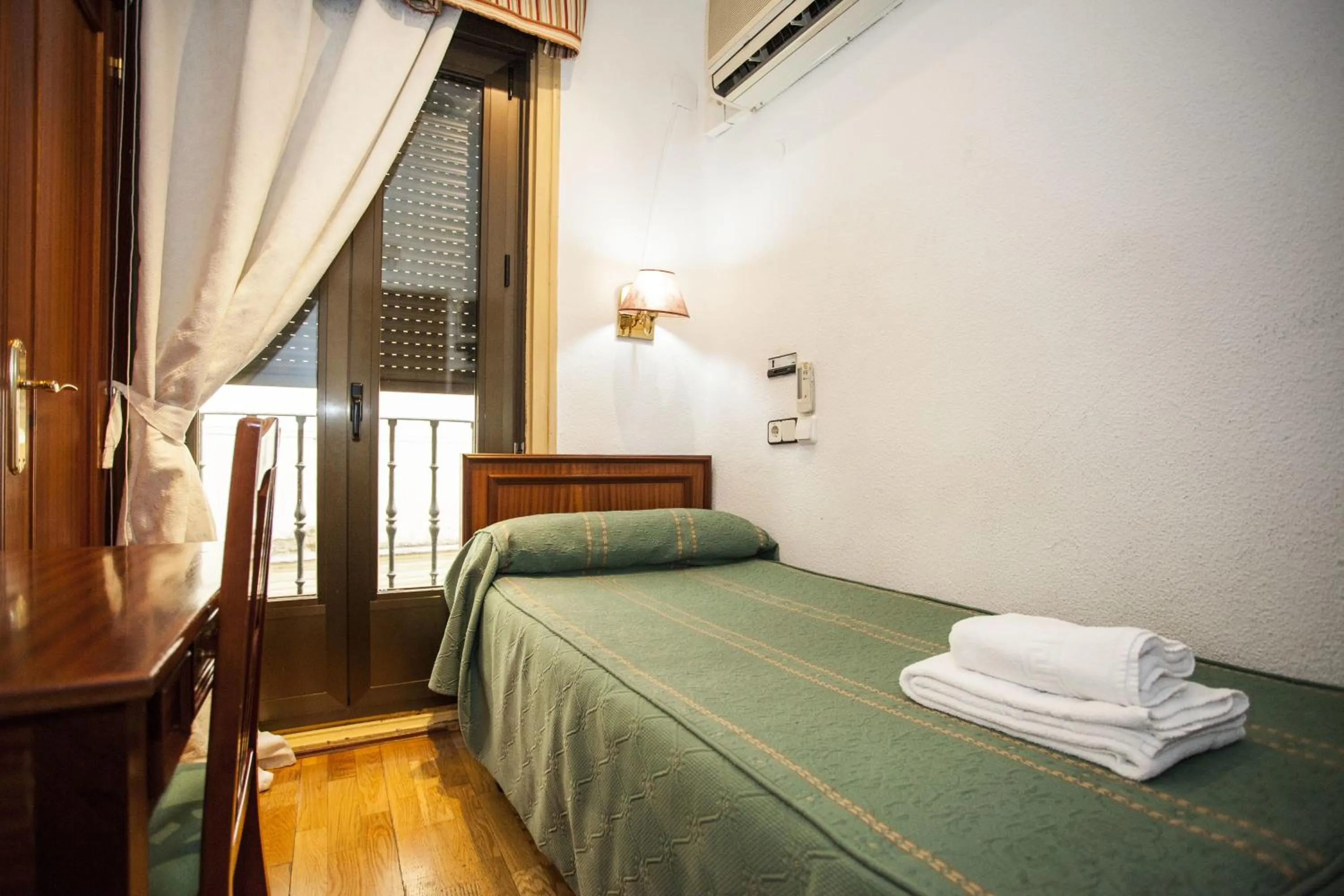 Photo of the whole room, Bed in Pensión Carrera