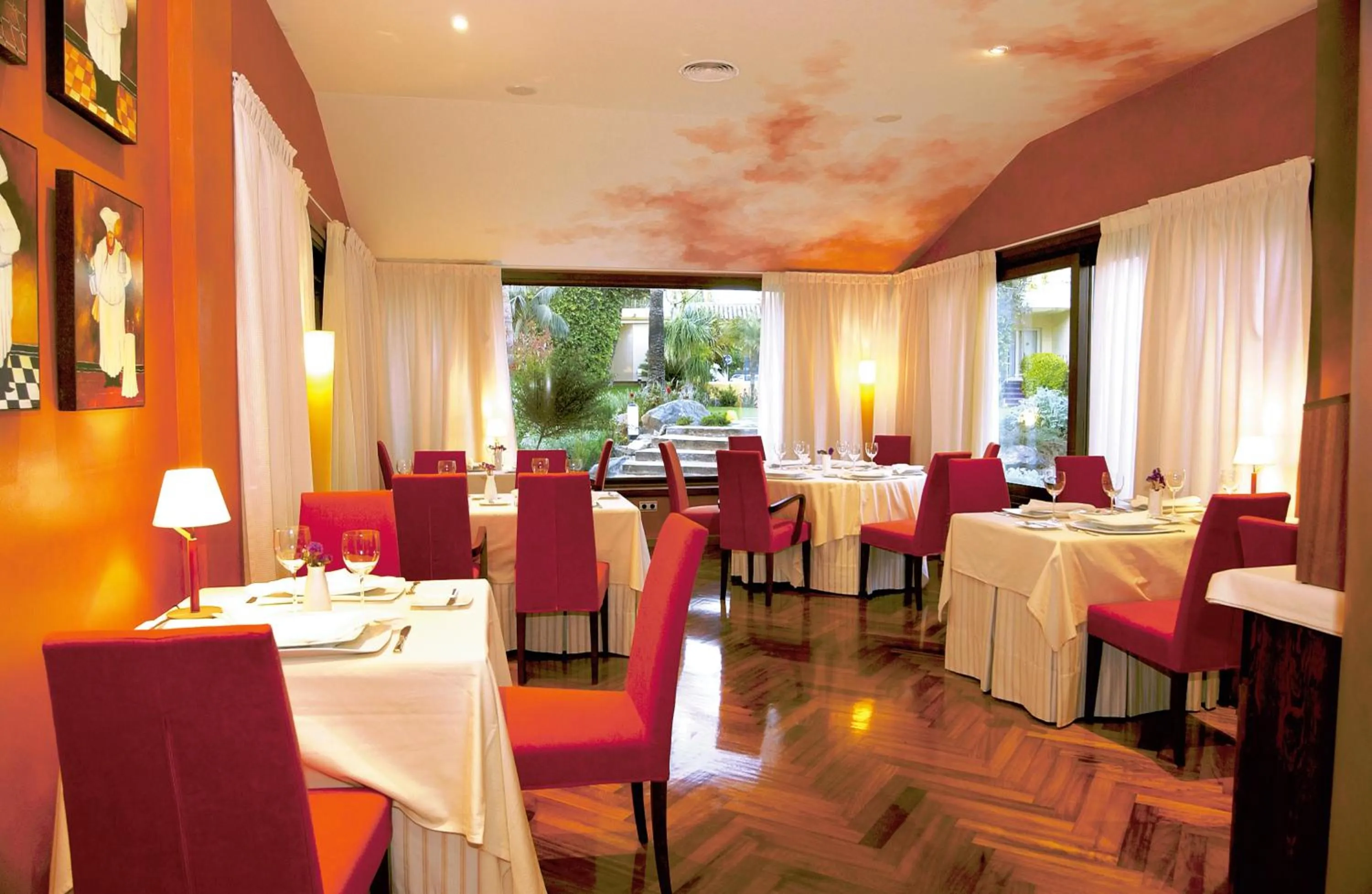 Restaurant/places to eat in Apartamentos Soho Boutique Vistahermosa