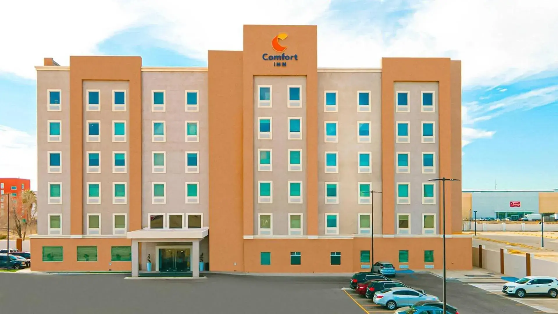 Property building in Comfort Inn Ciudad Juarez Property building in Comfort Inn Ciudad Juarez