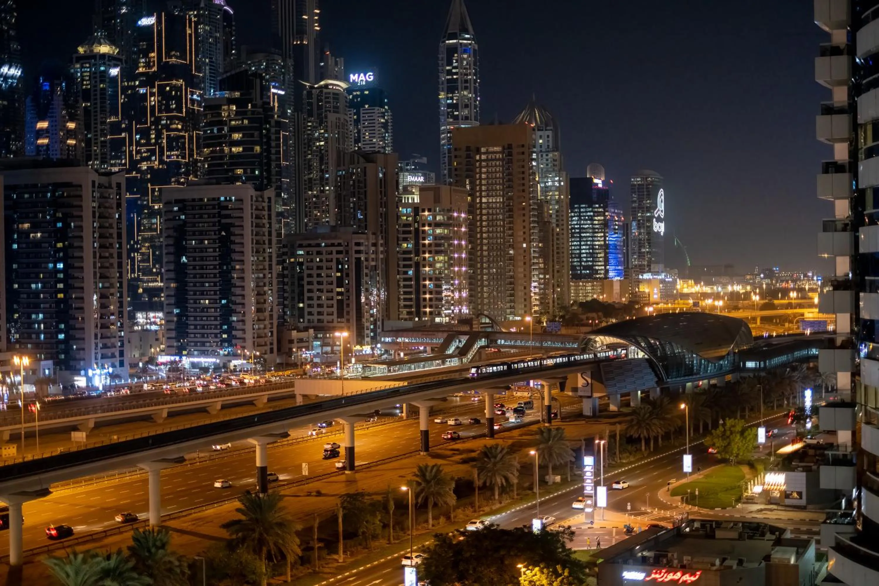 Property building in Luxury Apt - Rooftop Pool - City View