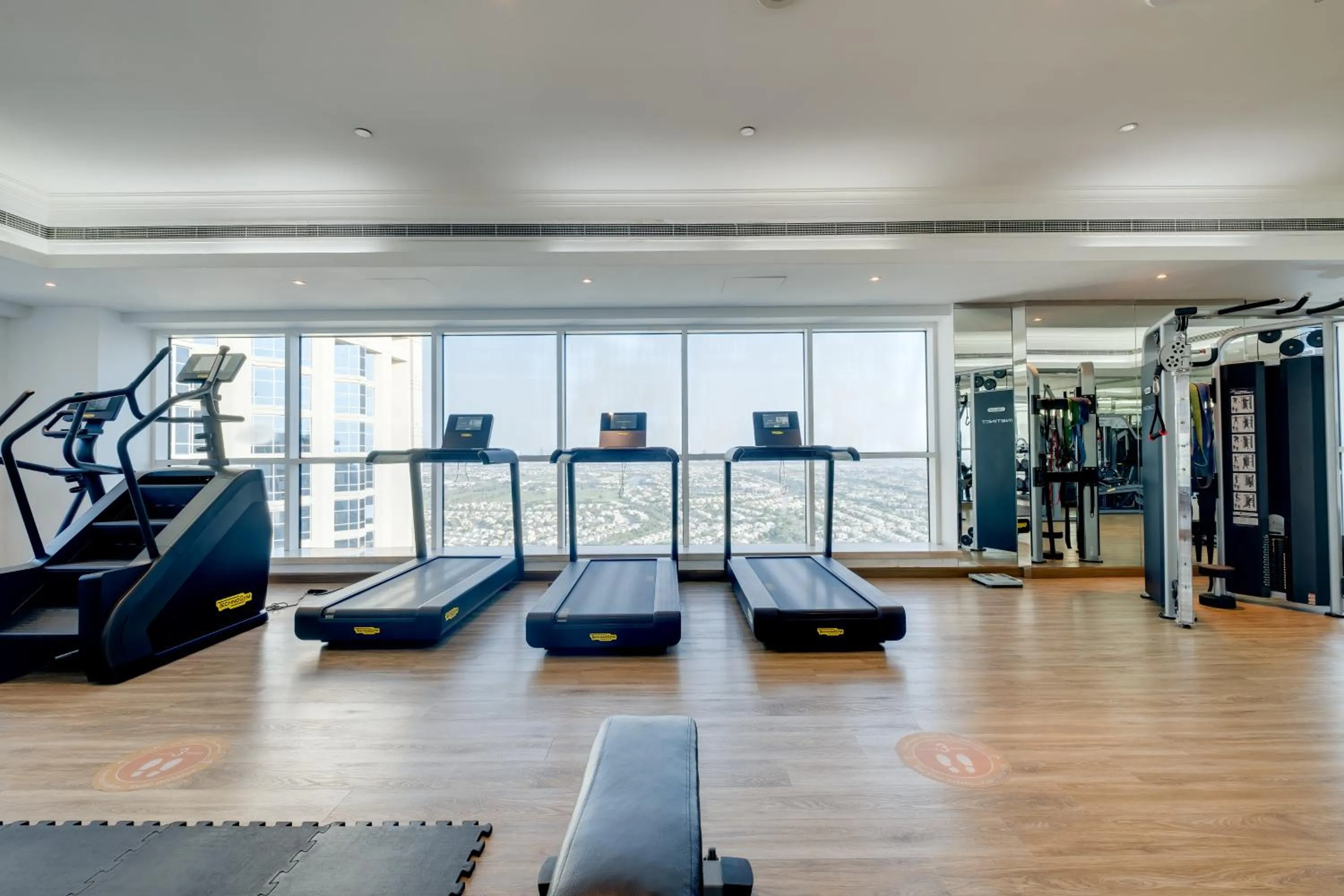 Fitness centre/facilities in Luxury Apt - Rooftop Pool - City View