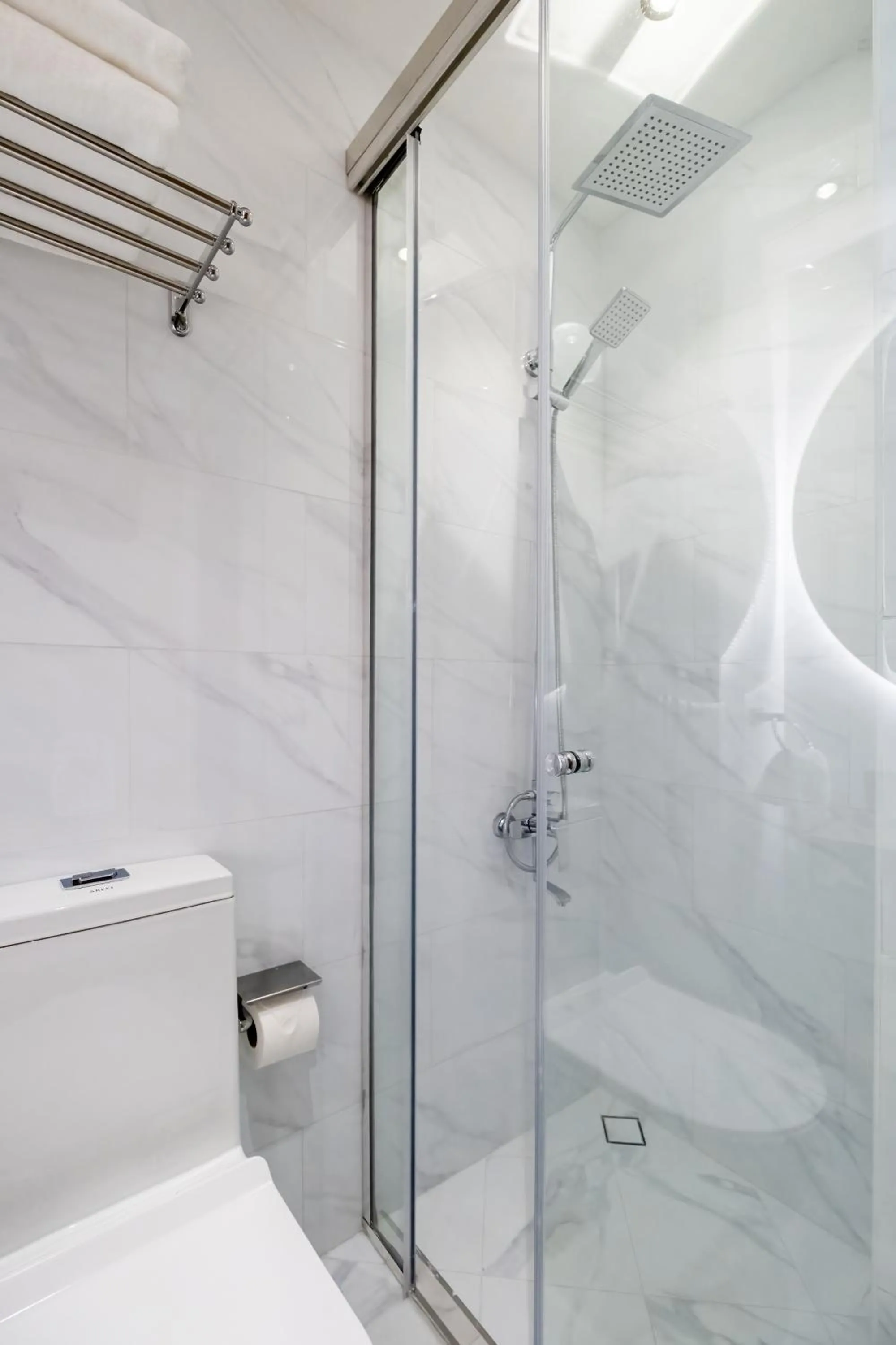 Shower in Luxury Apt - Rooftop Pool - City View