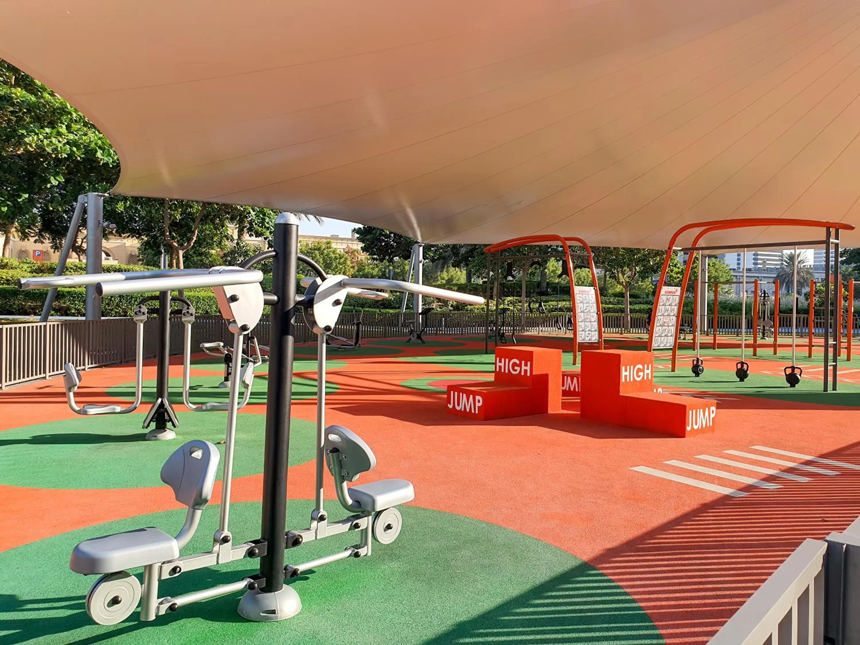 Fitness centre/facilities in Luxury Apt - Rooftop Pool - City View
