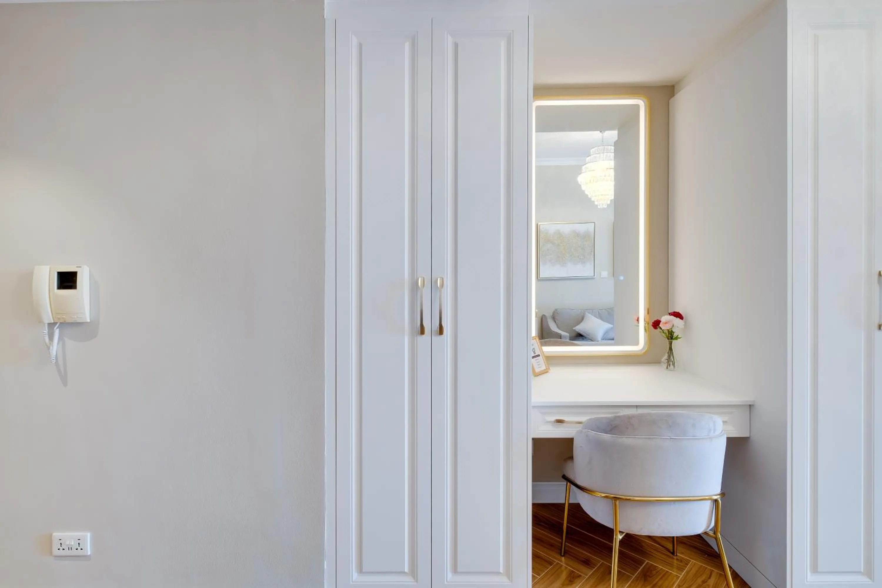 wardrobe in Luxury Apt - Rooftop Pool - City View