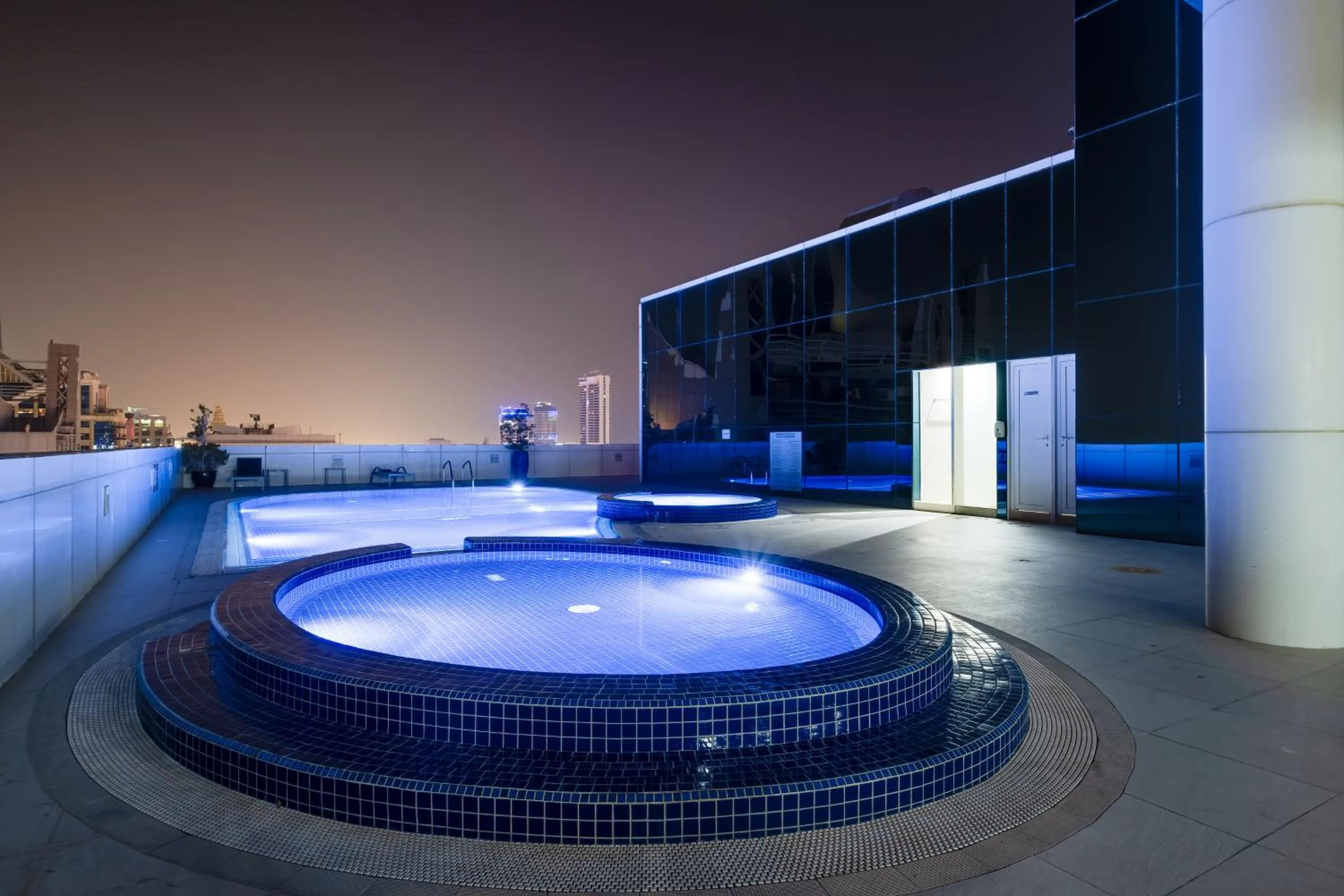 Night in Luxury Apt - Rooftop Pool - City View