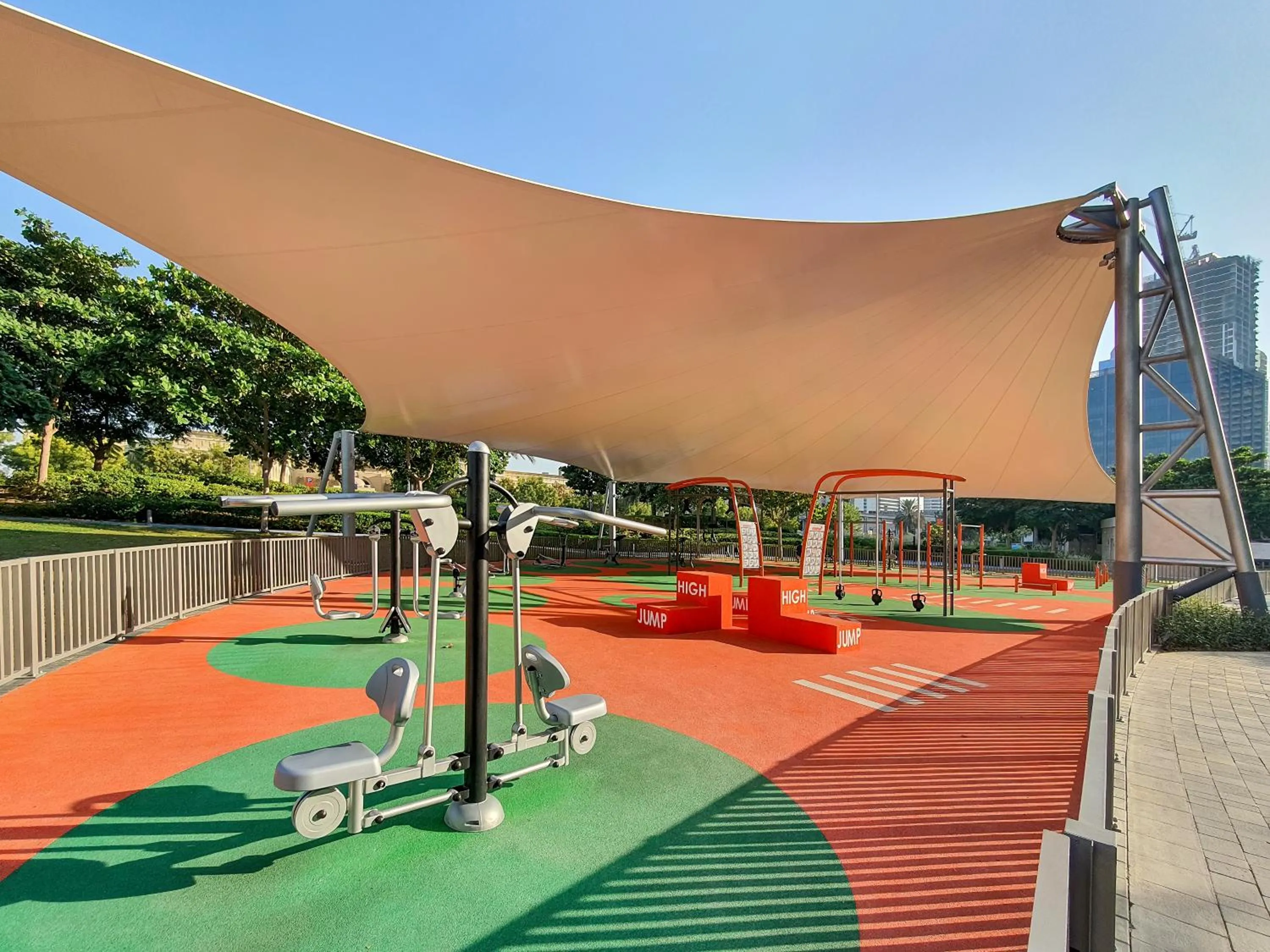 Fitness centre/facilities in Luxury Apt - Rooftop Pool - City View