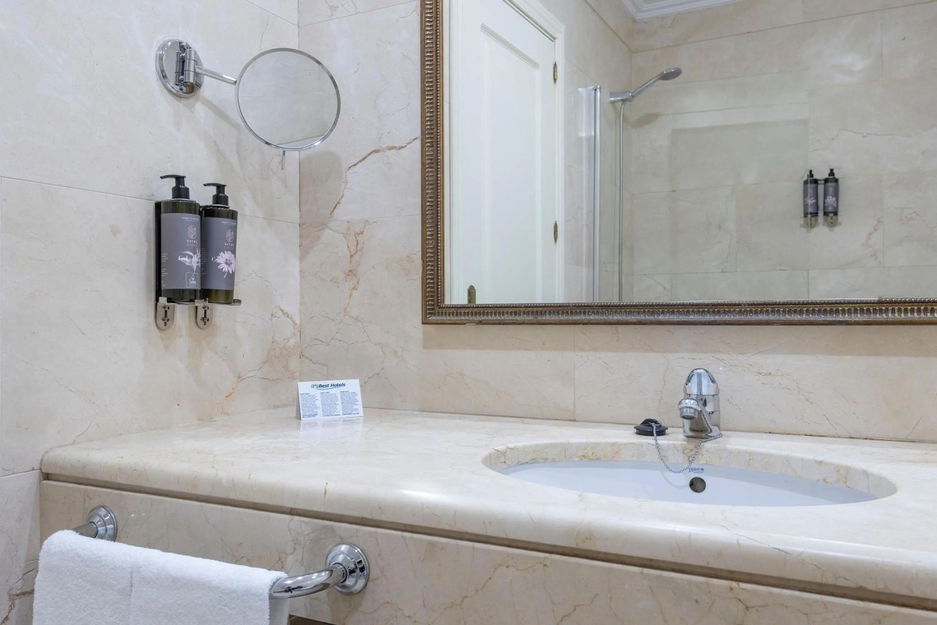 Bathroom in Hotel Best Osuna