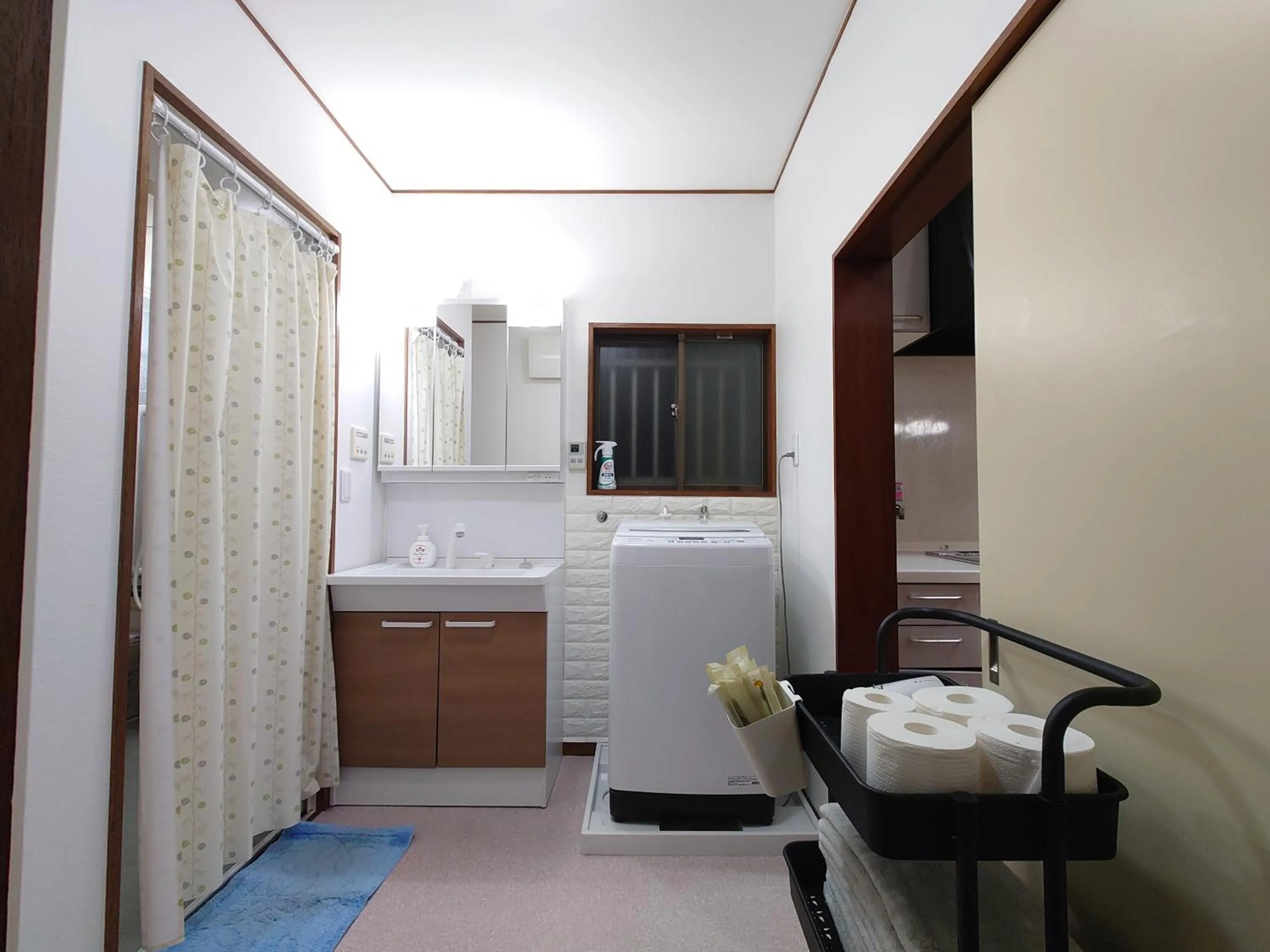 season guest house in nishi shinjuku 100 square meters, 4 bedrooms, 2 living rooms