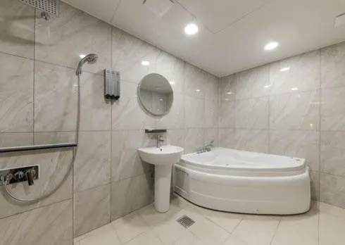 Shower in Gwangju Brown Dot Chungjang