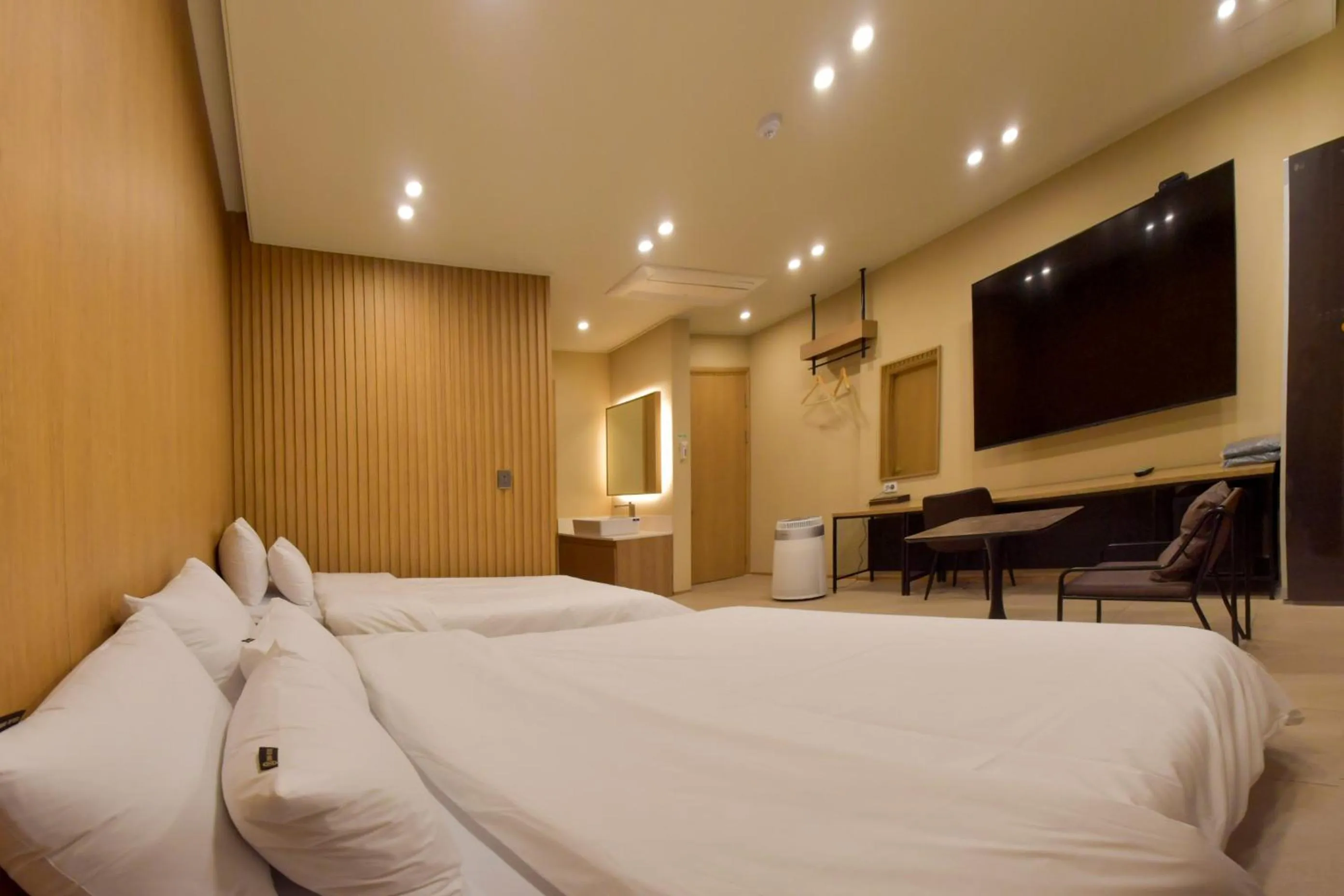 Bed in Gwangju Brown Dot Chungjang