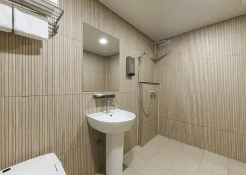 Shower in Gwangju Brown Dot Chungjang