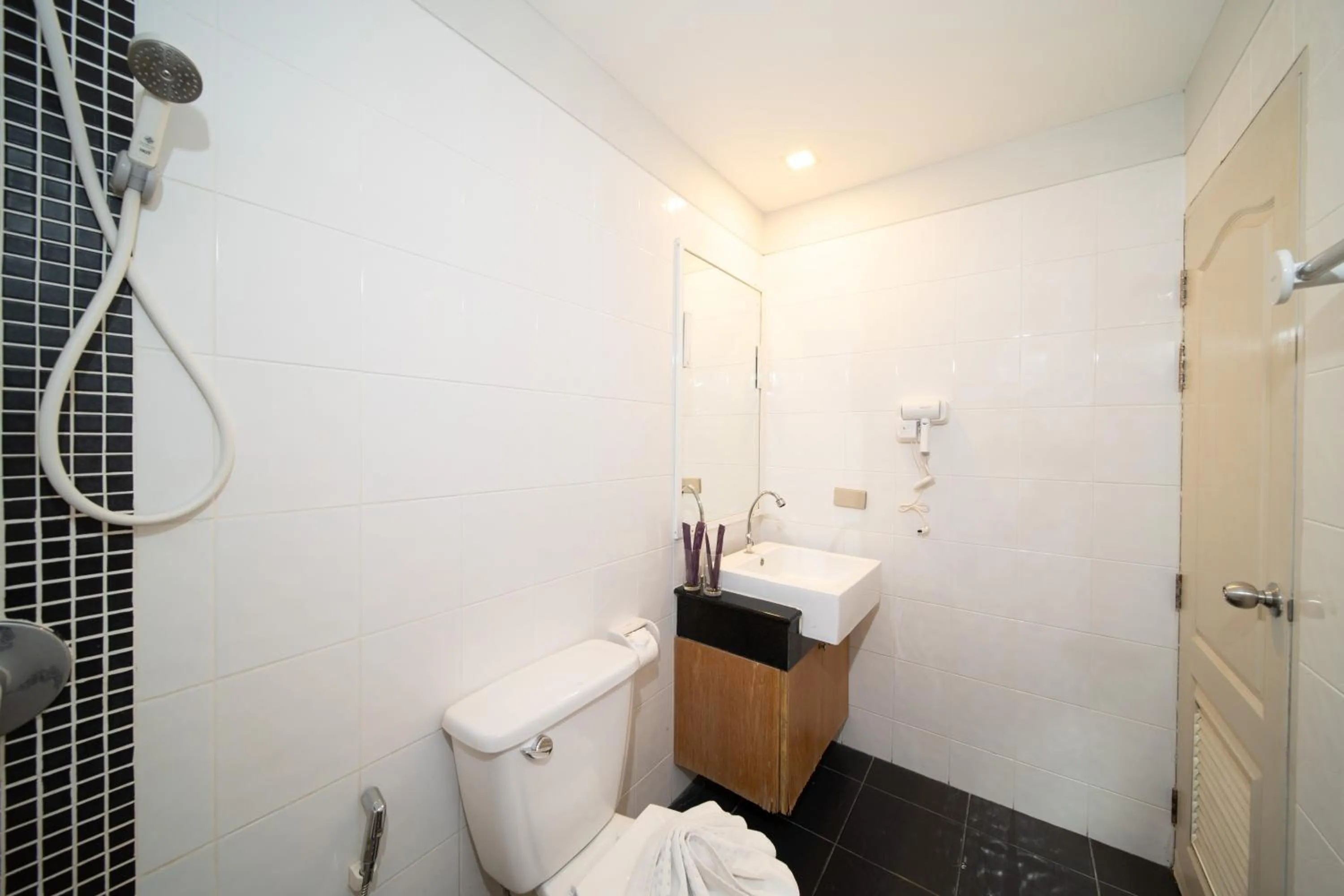 Shower in Catnip Seaside Hotel&Cafe