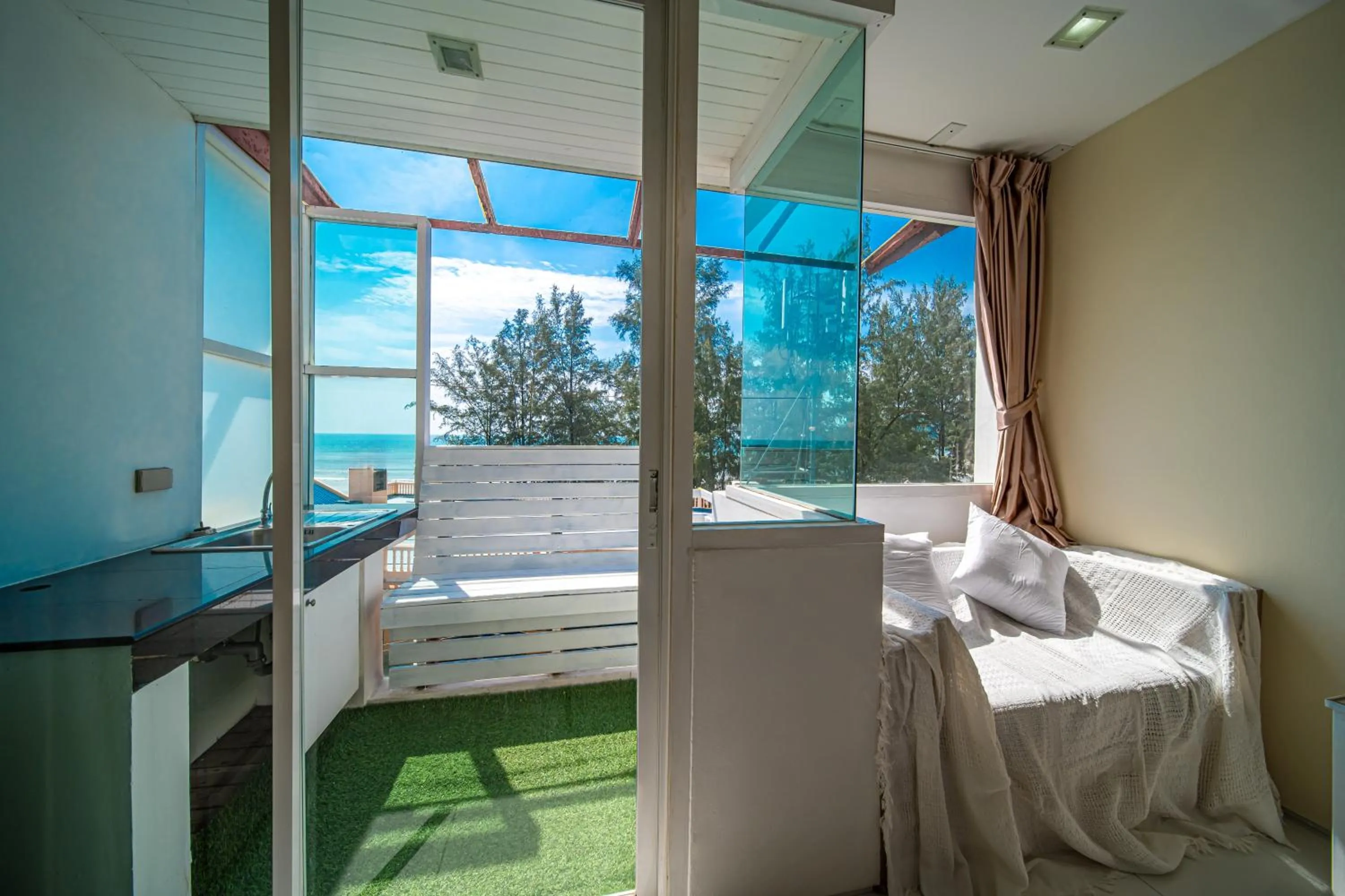 Bed in Catnip Seaside Hotel&Cafe