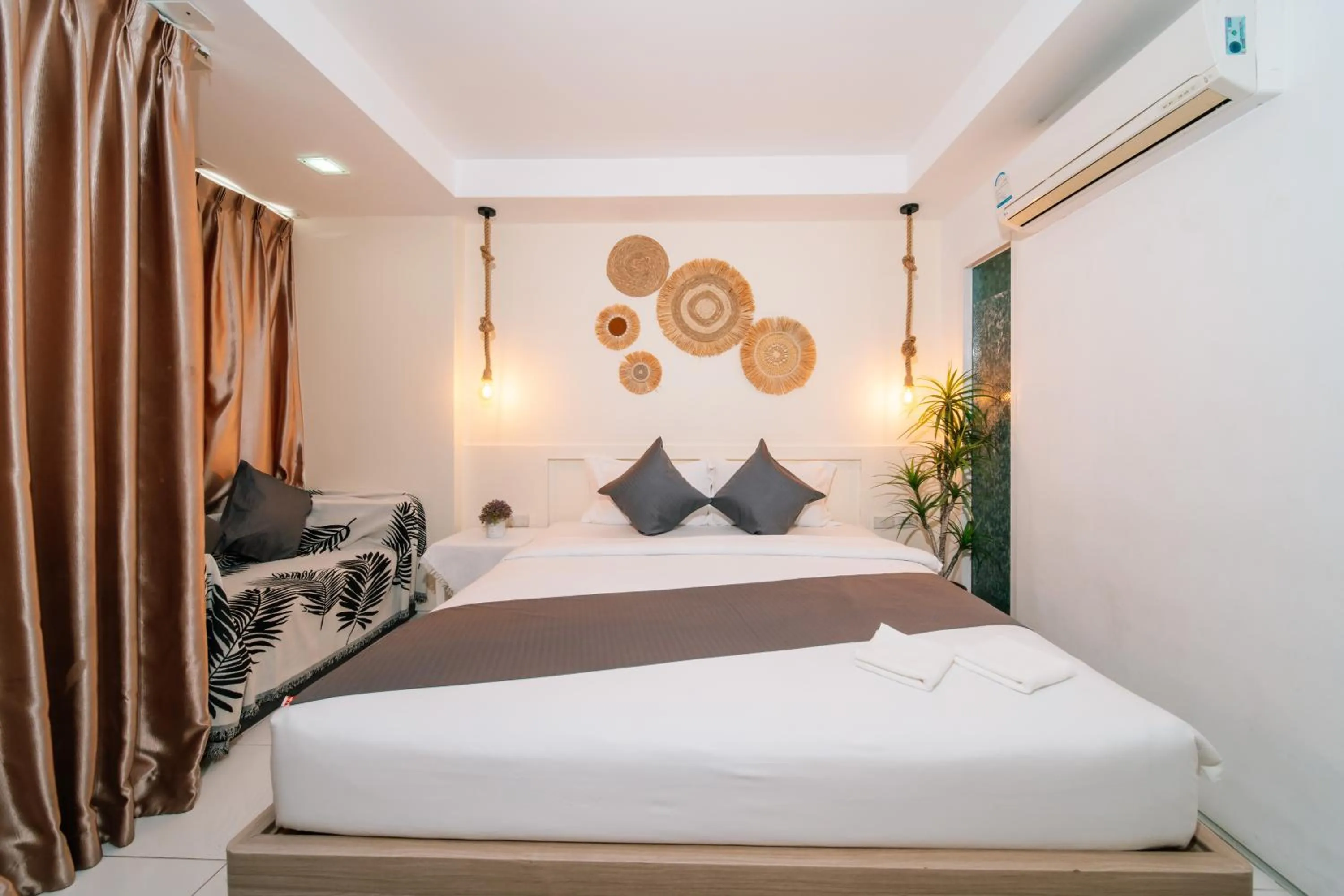 Bed in Catnip Seaside Hotel&Cafe