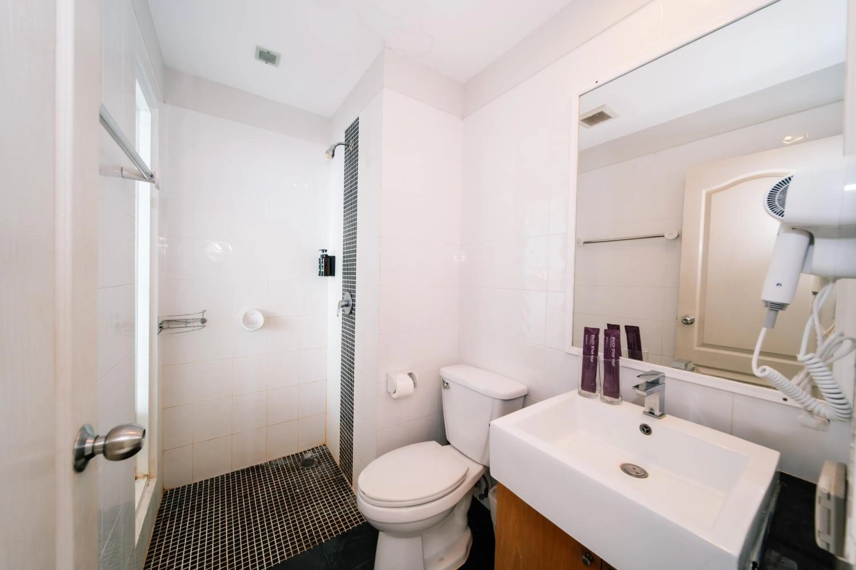 Toilet in Catnip Seaside Hotel&Cafe