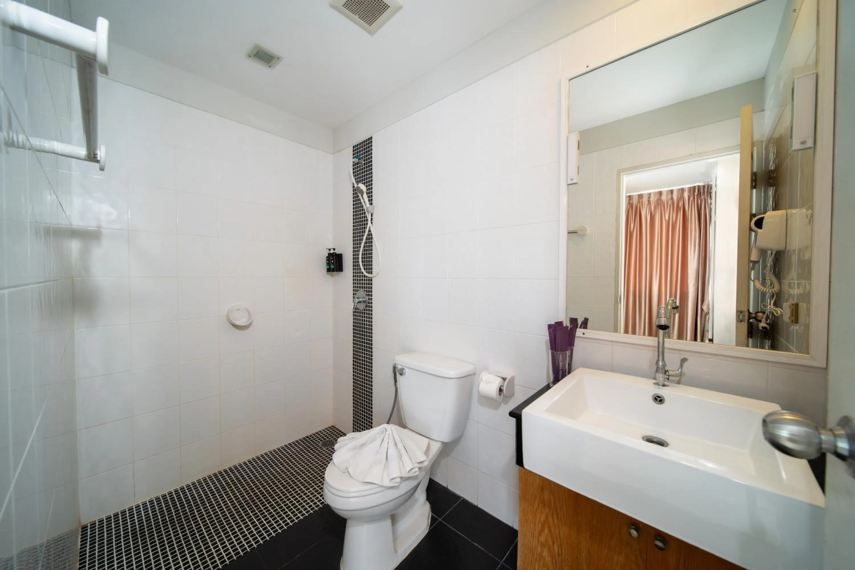 Shower in Catnip Seaside Hotel&Cafe