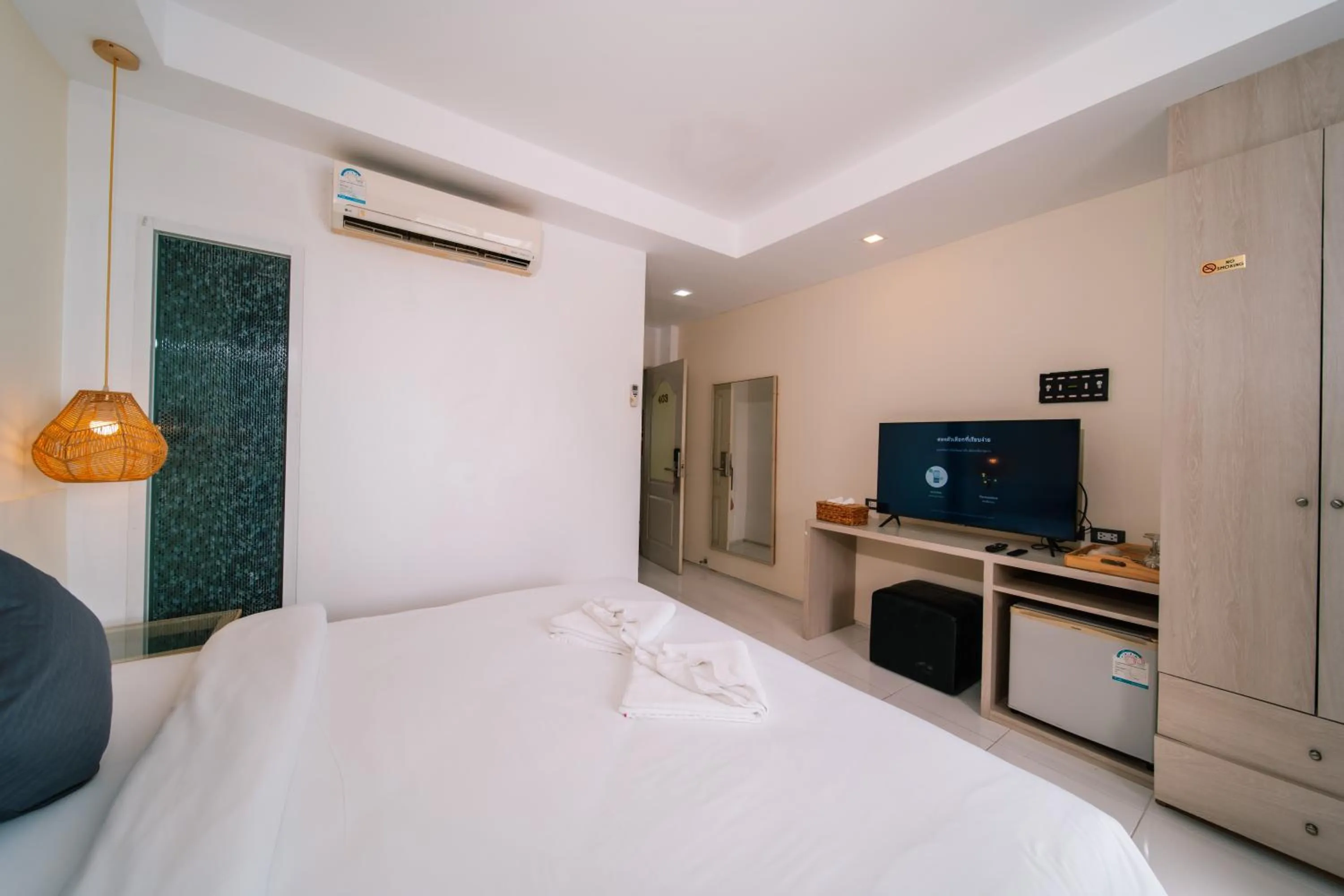 Bed in Catnip Seaside Hotel&Cafe