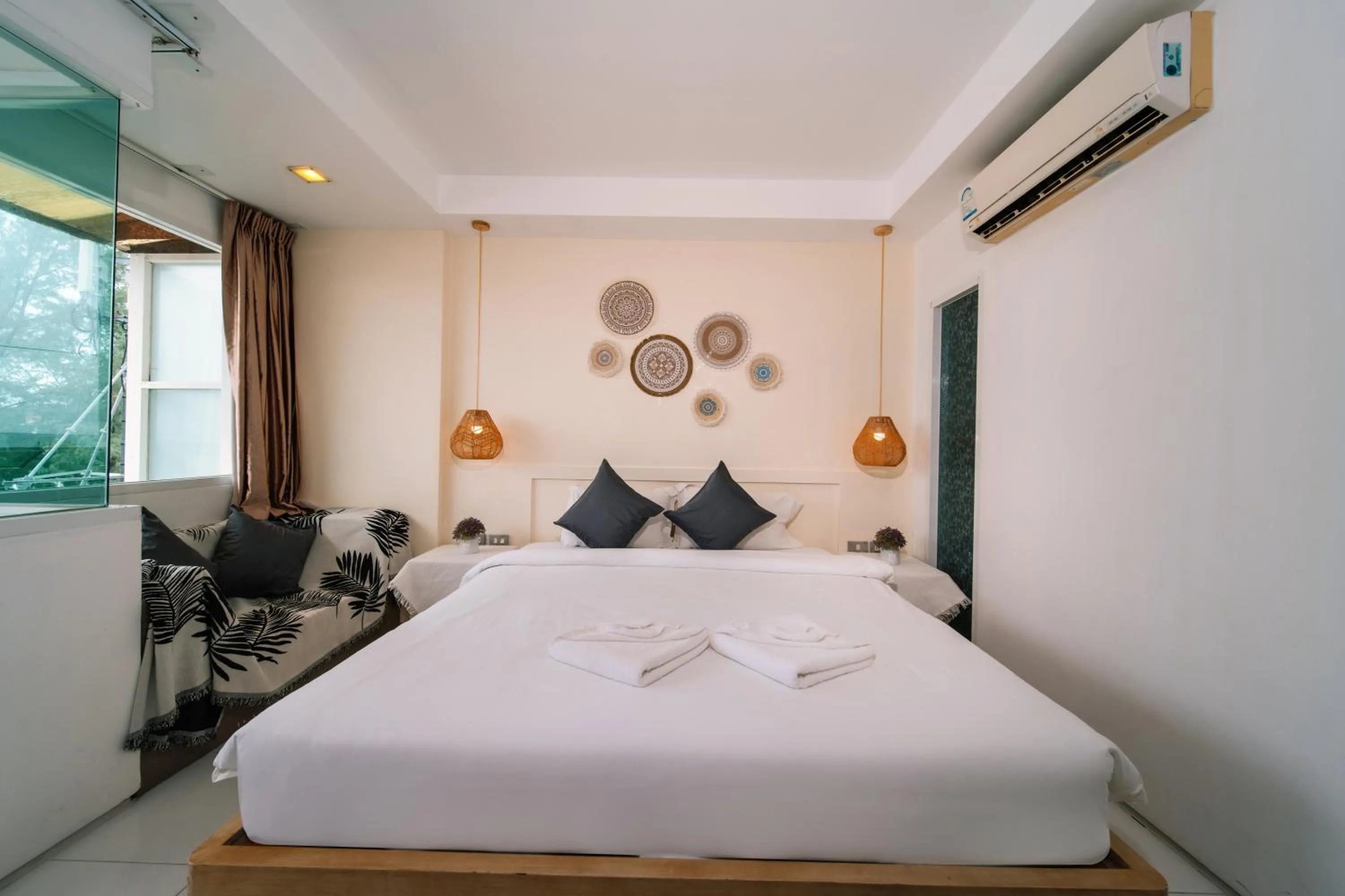 Bed in Catnip Seaside Hotel&Cafe